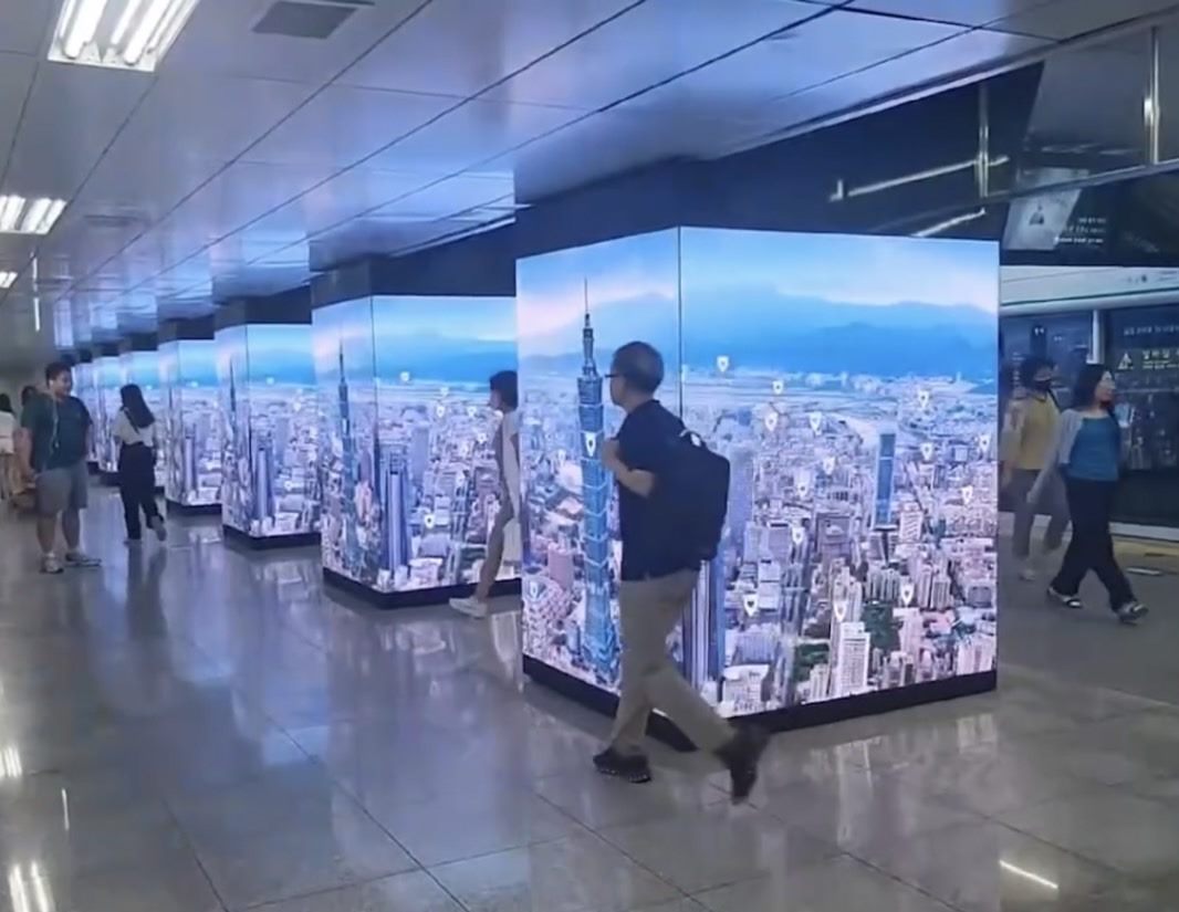 地鐵江南站換乘新盆唐線的通道轉乘人潮眾多,是最具指標性的人潮聚集地點,相關宣傳規劃即日起自9月6日止。(北市觀傳局提供)