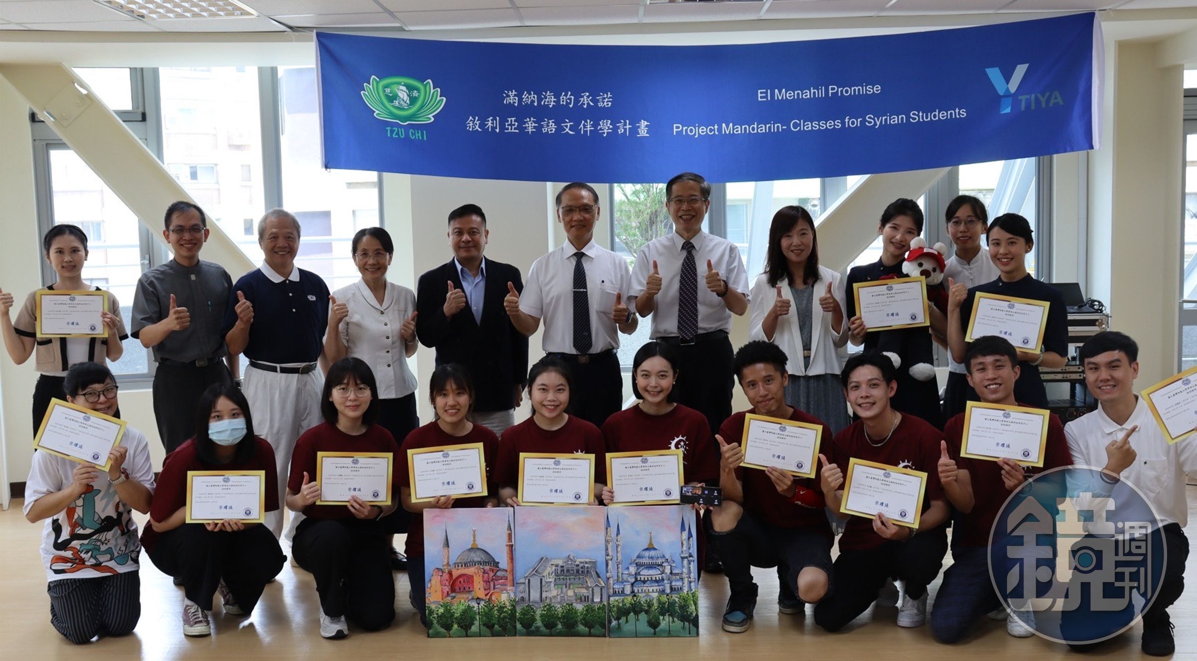 志工分享教學及陪伴的心路歷程，台師大宋曜廷副校長特地頒發結訓證書。（慈濟基金會提供）