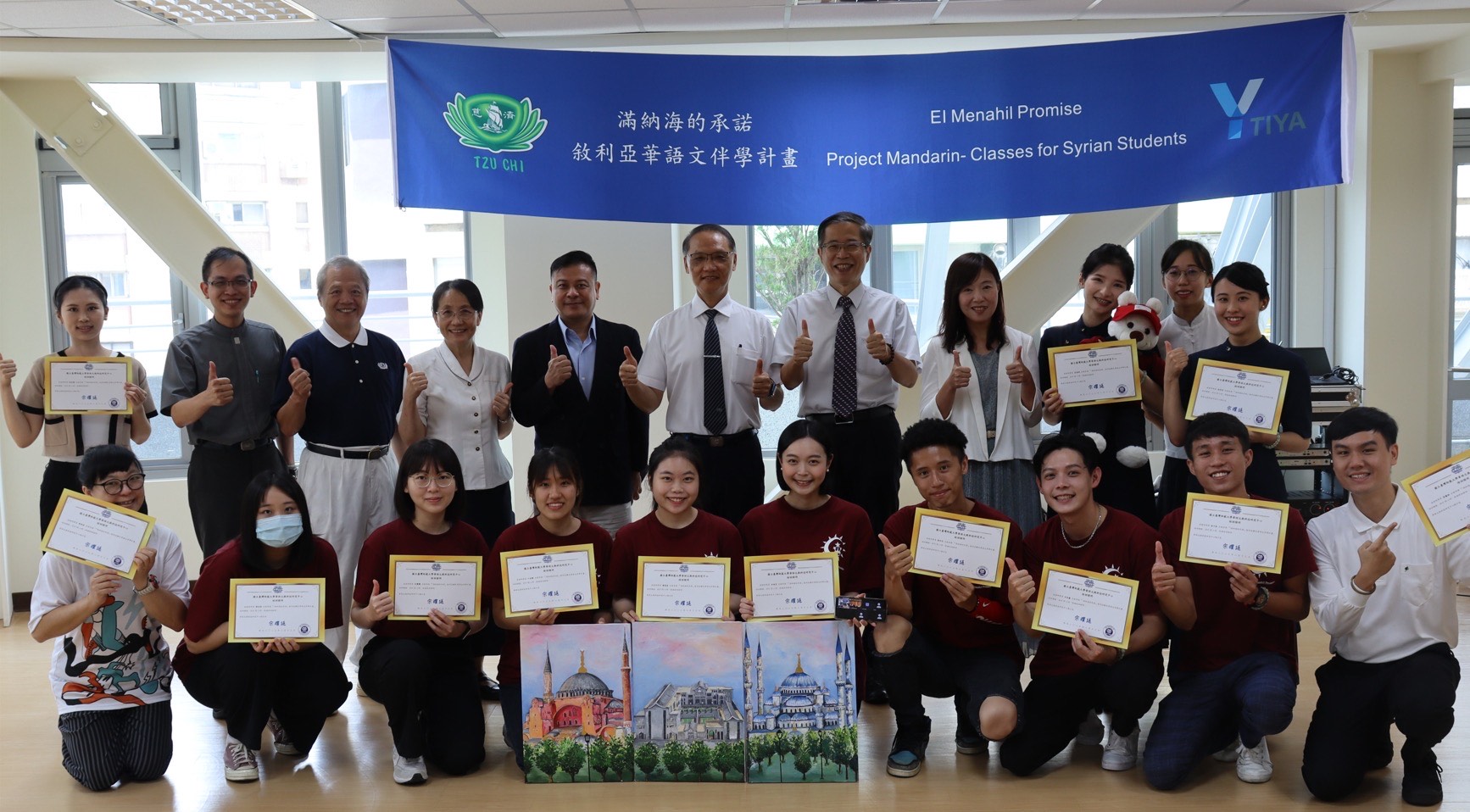 志工分享教學及陪伴的心路歷程，台師大宋曜廷副校長特地頒發結訓證書。（慈濟基金會提供）