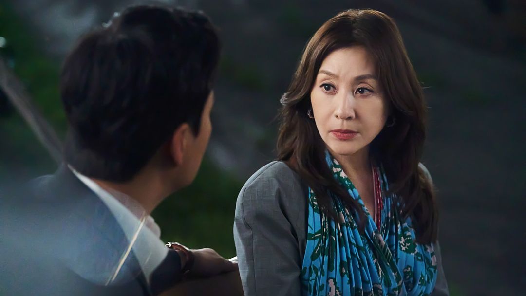 《榴蓮小姐》出自韓國「狗血劇教母」Phoebe筆下,崔明吉飾演70歲美魔女婆婆,繼被大媳婦同性告白,還與大媳婦的表弟再婚。(翻攝TV朝鮮INS)