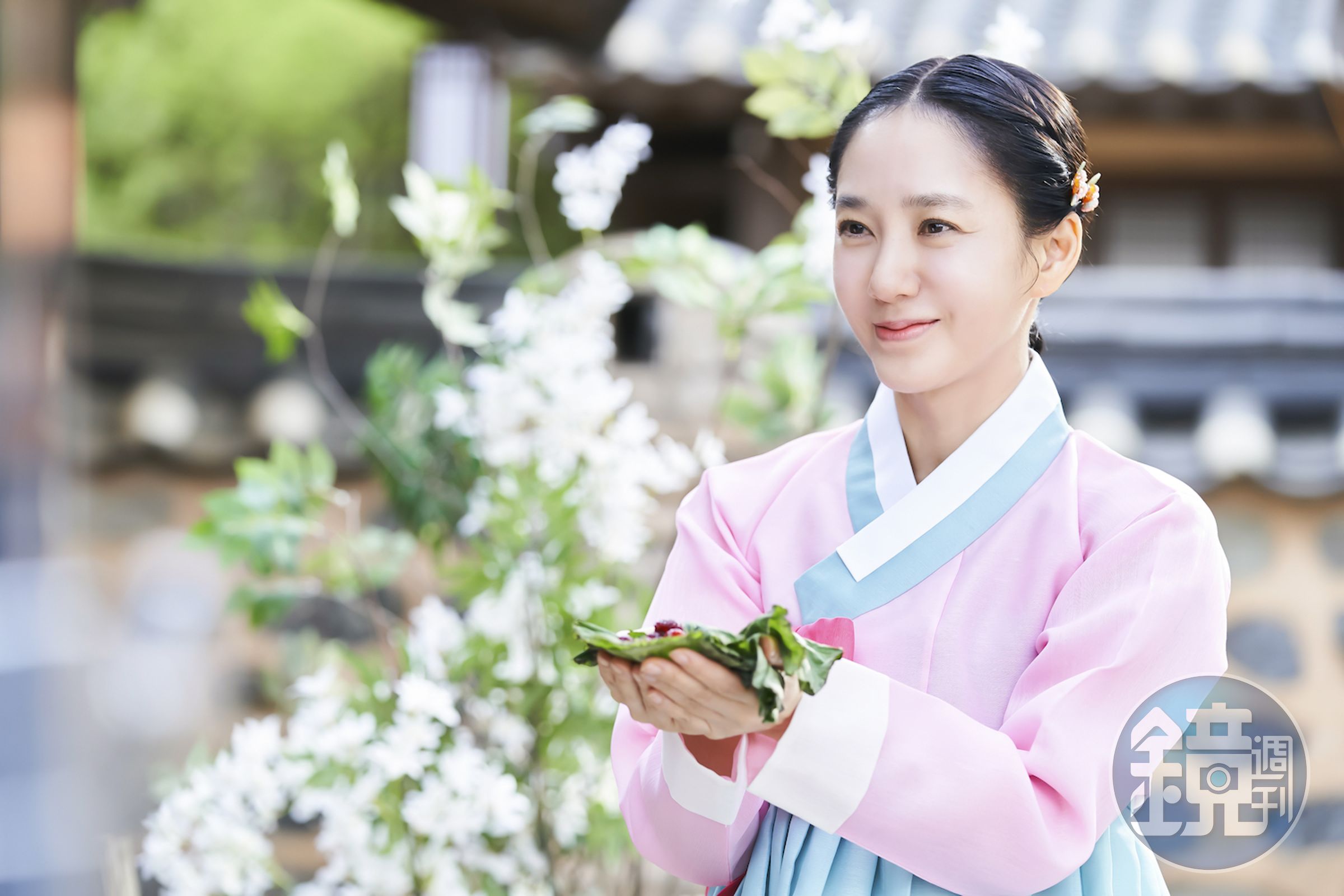 《榴蓮小姐》穿越到現代巧遇前世家人,但關係全然不同。(friDay影音提供)