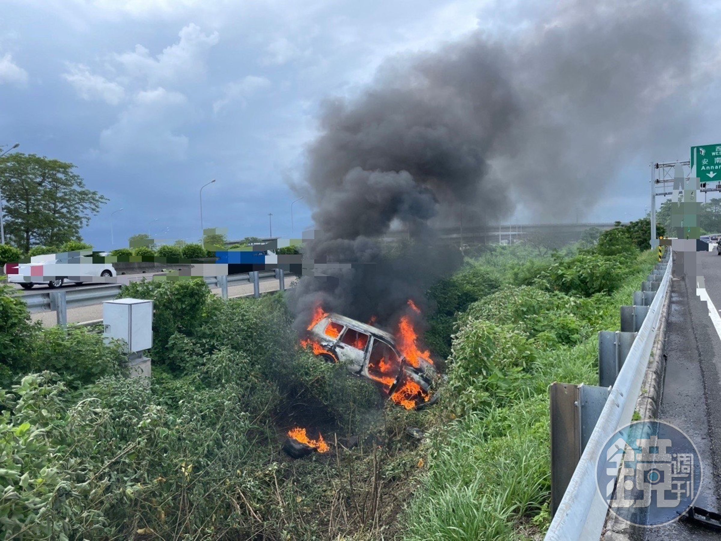 國道台南新市路段發生轎車衝出護欄起火3傷送醫。（翻攝畫面）
