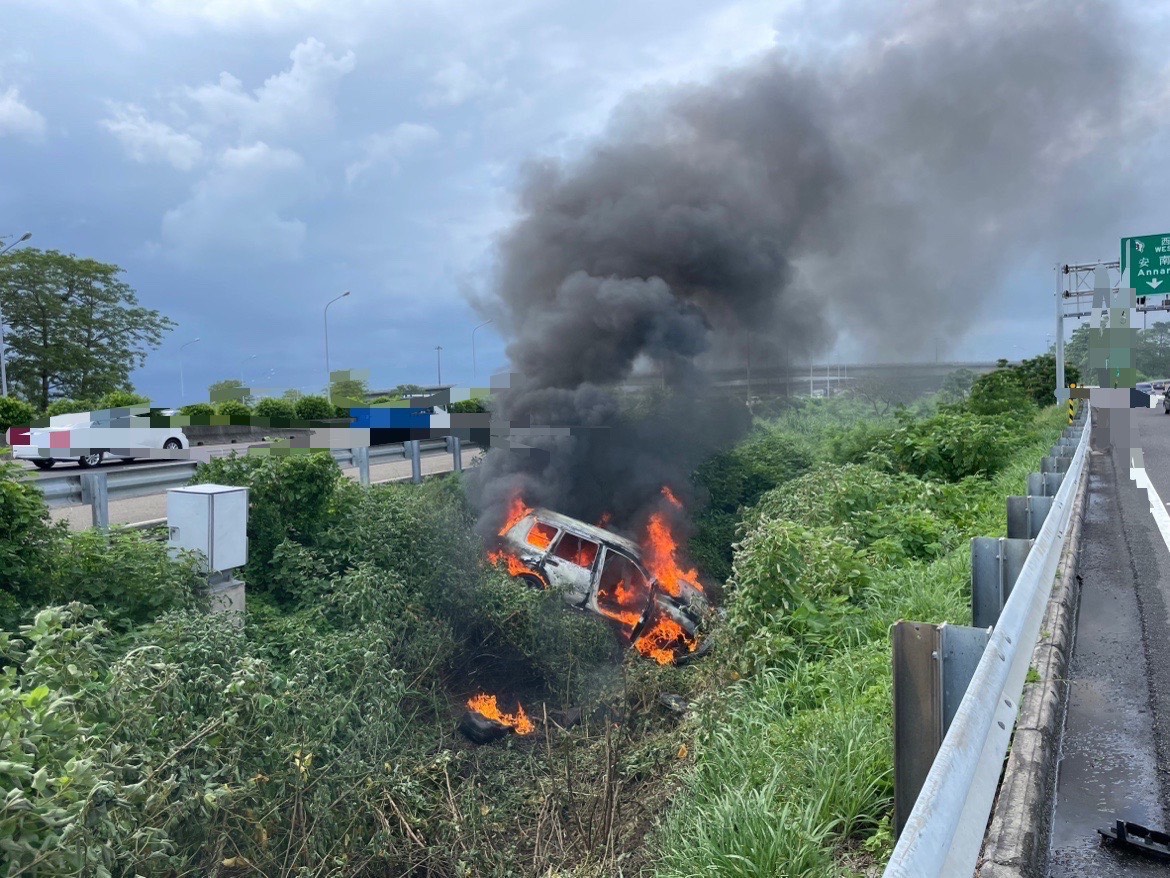 國道台南新市路段發生轎車衝出護欄起火3傷送醫。（翻攝畫面）