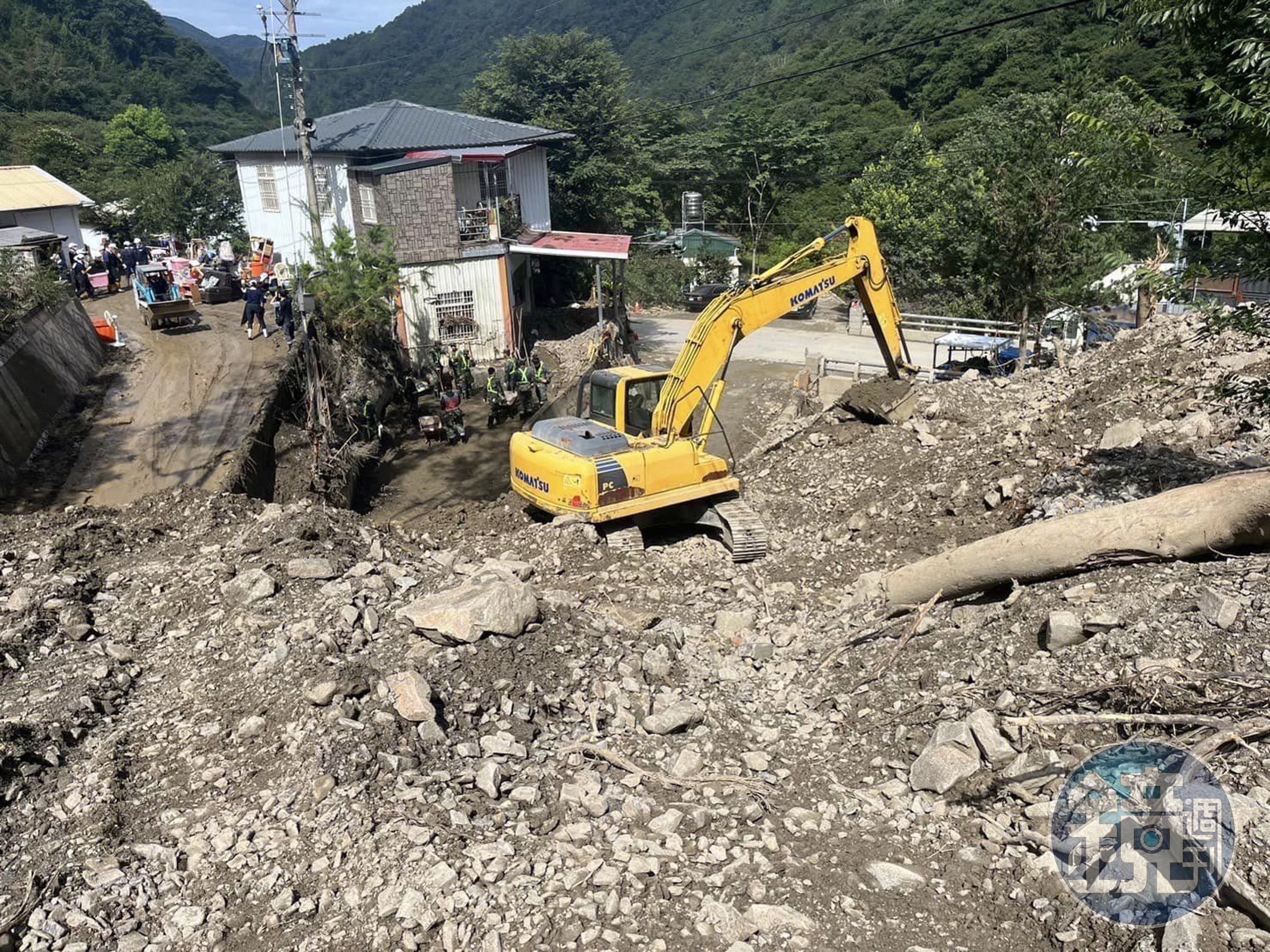 南投縣仁愛鄉受風災影響,多處積極搶修,明日終於恢復上課。(翻攝自許淑華臉書)