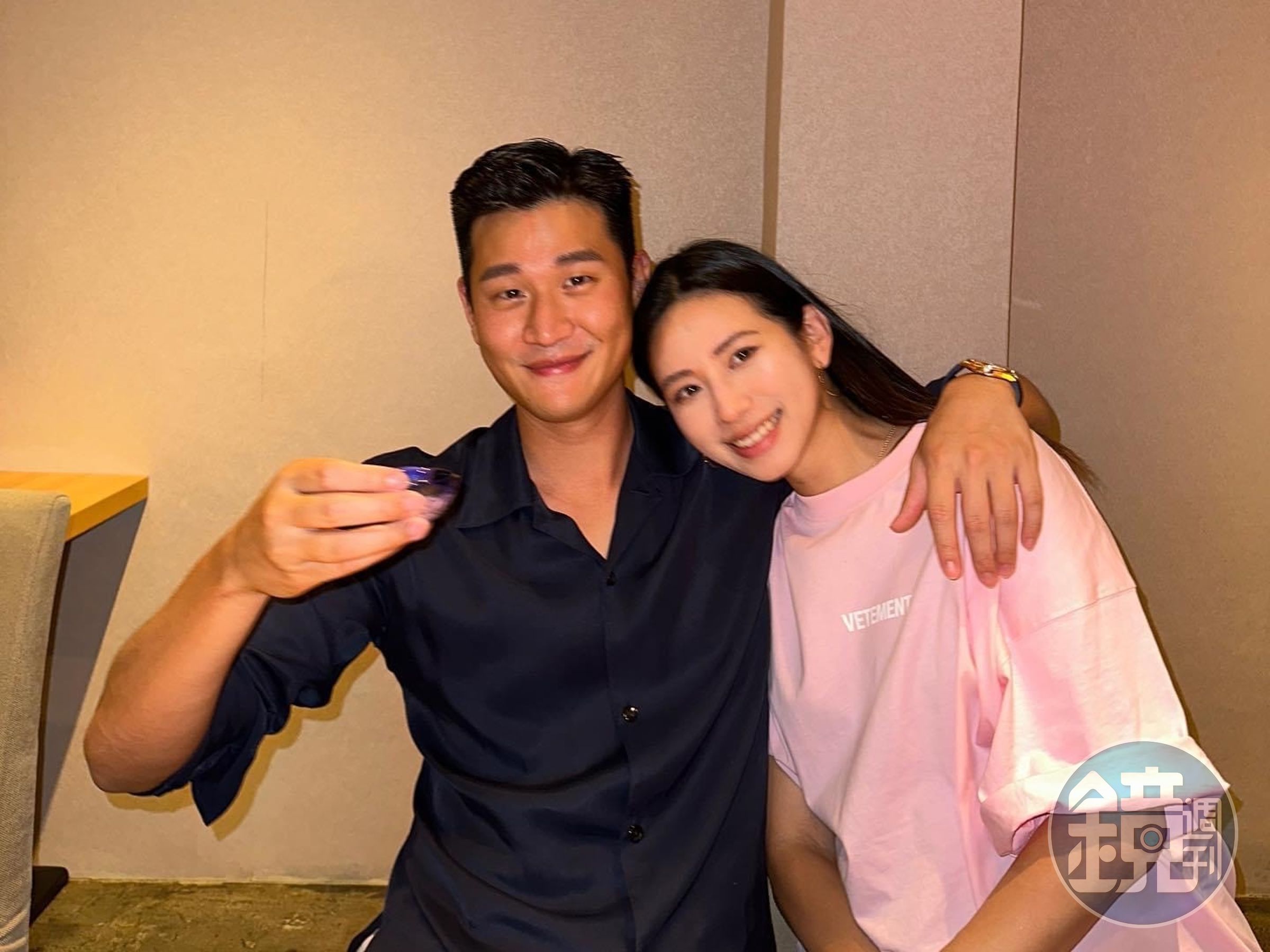 周興哲(左)宣布與老婆趙岱新(右)的寶貝女兒誕生了。(翻攝自周興哲臉書)