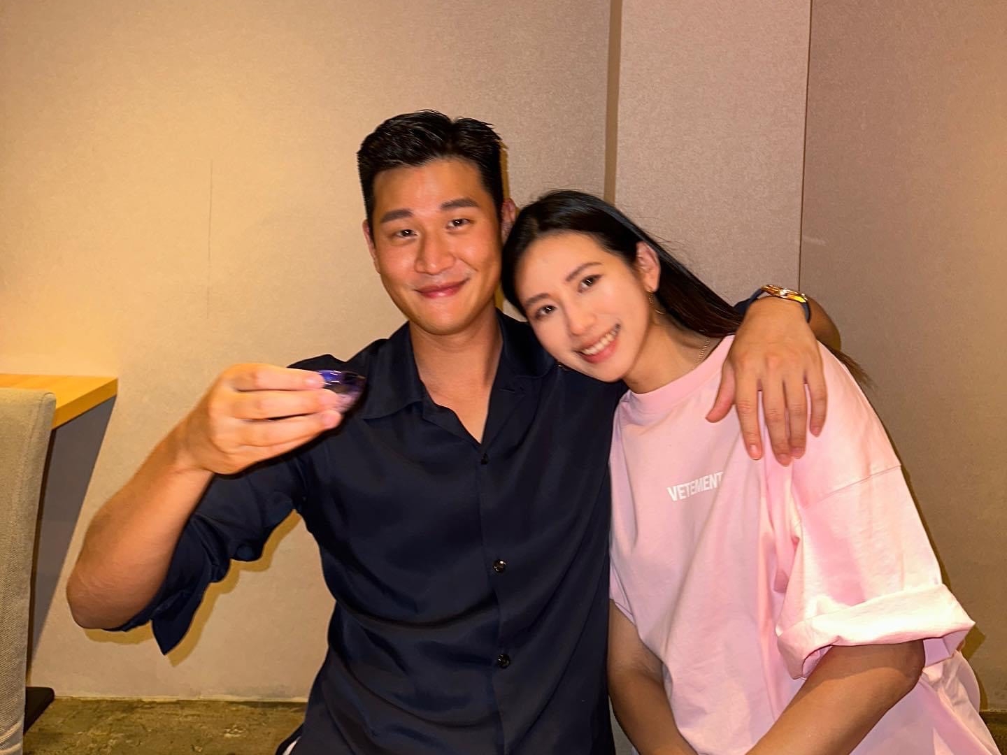 周興哲（左）宣布與老婆趙岱新（右）的寶貝女兒誕生了。（翻攝自周興哲臉書）