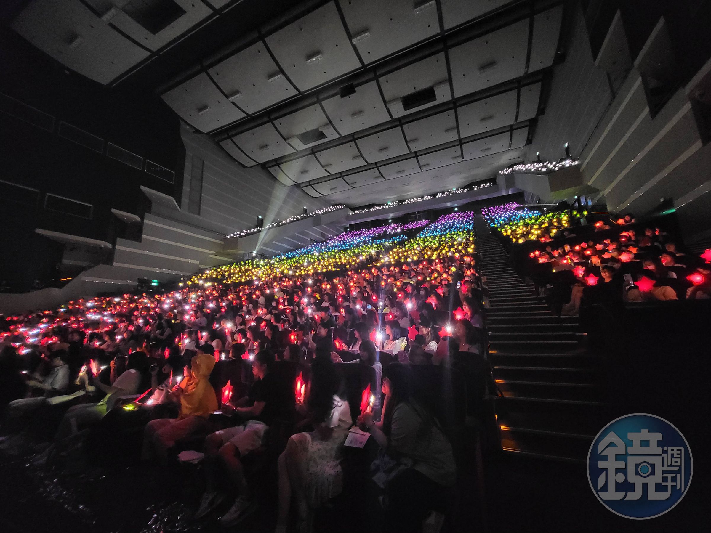 台灣粉絲特地準備了彩虹星星燈海給FTISLAND驚喜。(讀者提供)