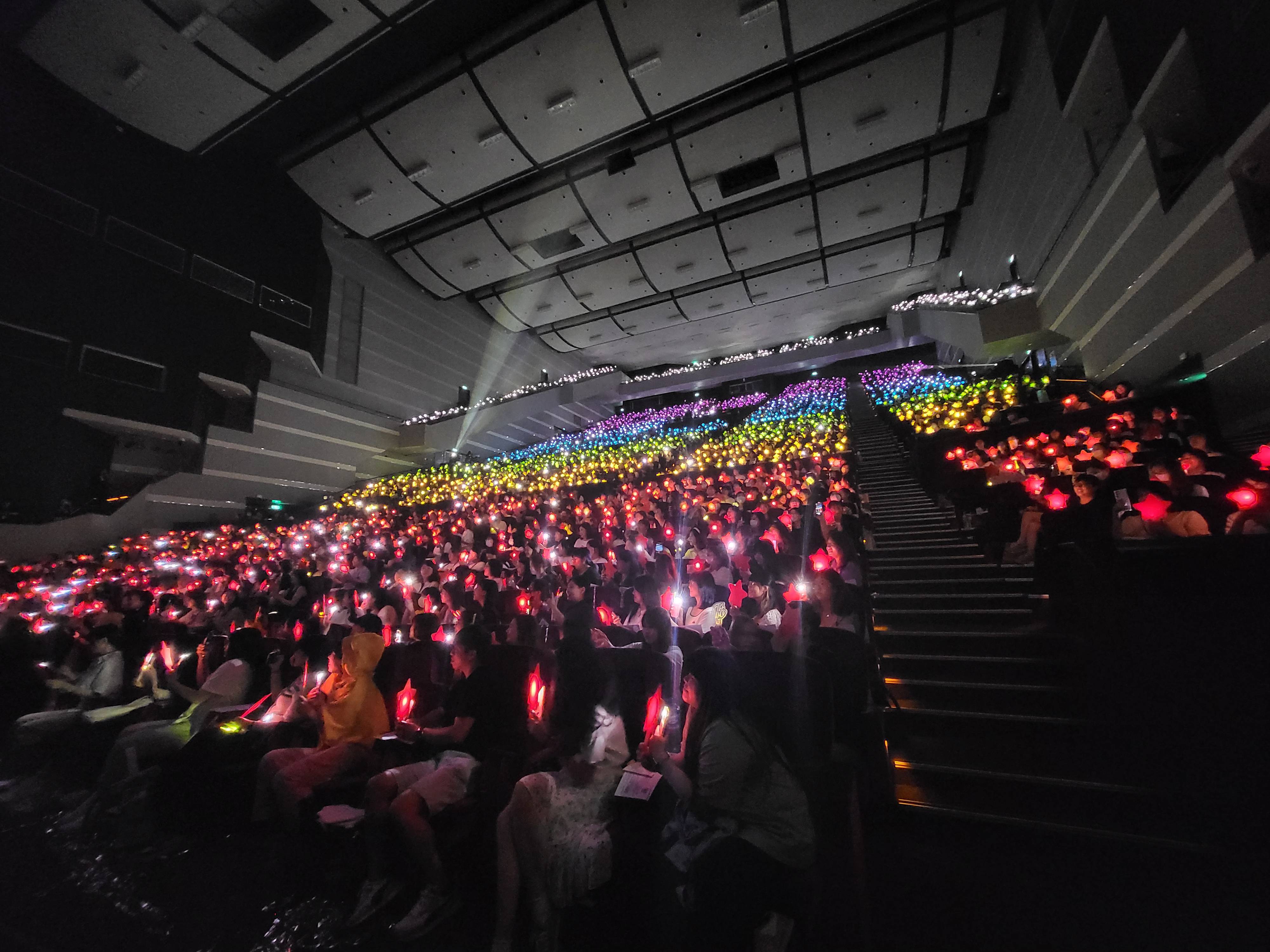 台灣粉絲特地準備了彩虹星星燈海給FTISLAND驚喜。(讀者提供)
