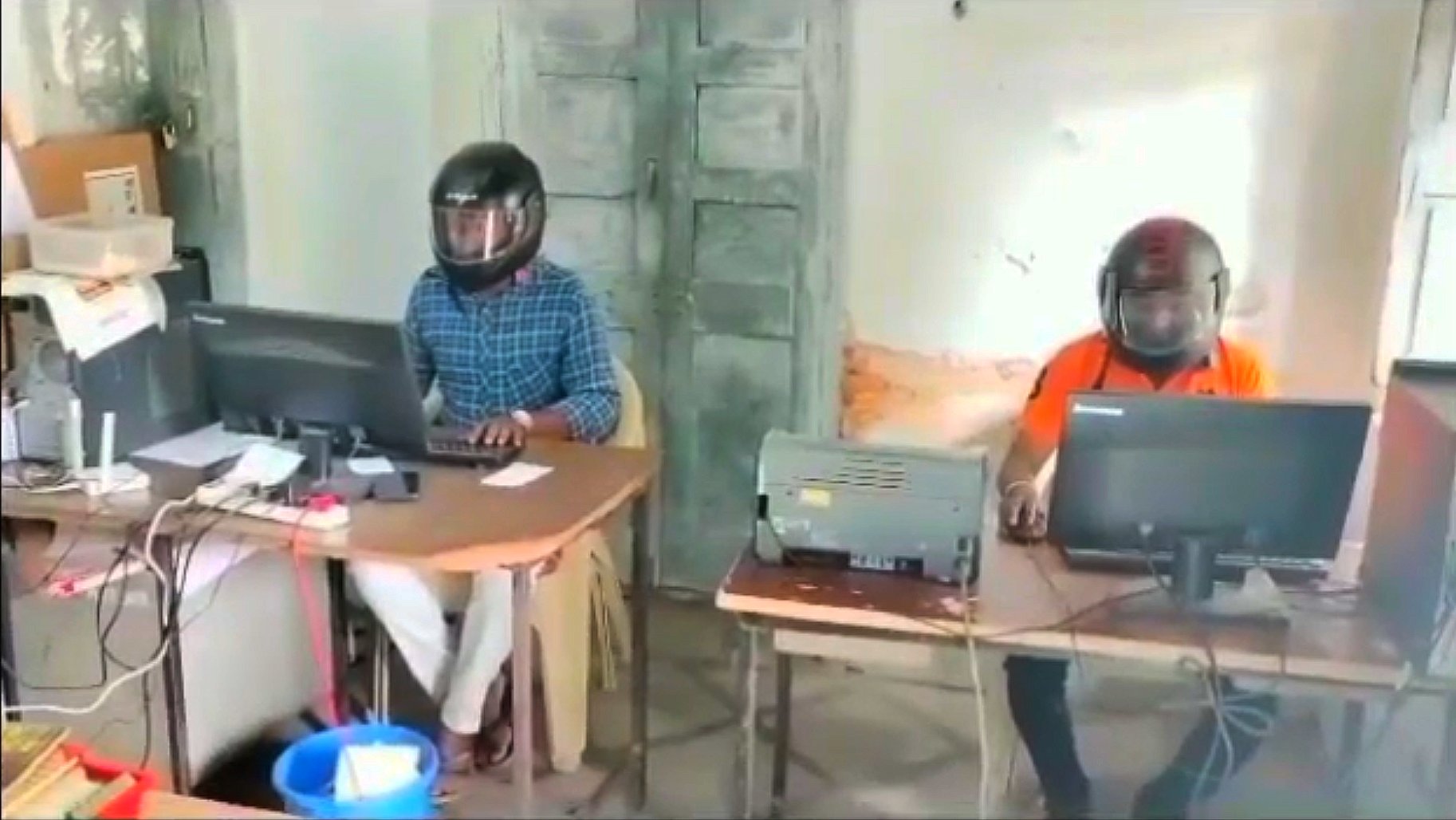 印度泰倫迦納邦的一家政府辦公室破舊不堪,由於天花板隨時會掉落石板,員工直接戴著安全帽上班。(翻攝自@jsuryareddy Twitter)