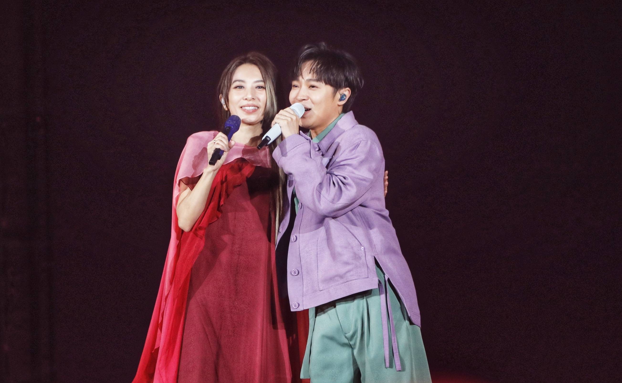 為了留下紀念，田馥甄（左）邀來好友吳青峰（右）擔任畢業主席。