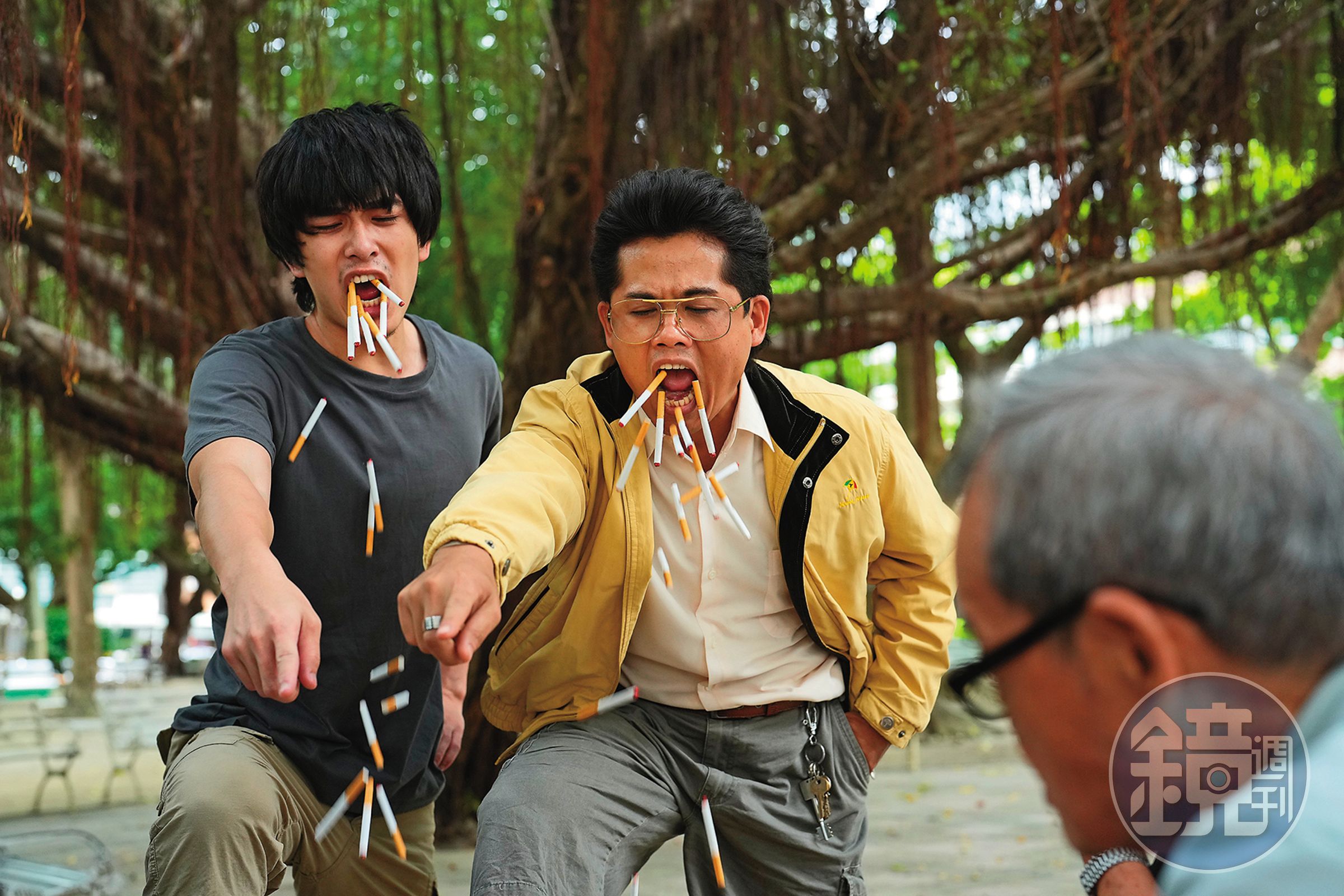 曾敬驊（左）前製期靠緊黏張再興（右），將其動作及神態模仿得維妙維肖。（甲上娛樂提供）