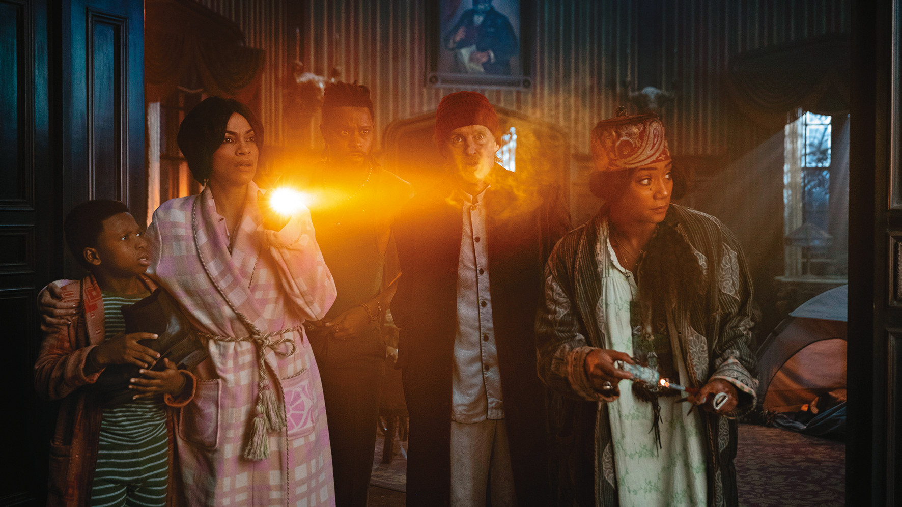 單親醫生媽與兒子搬進鬼屋，找來不少怪咖組成驅魔大隊，來對抗豪宅內的惡靈。（迪士尼提供）