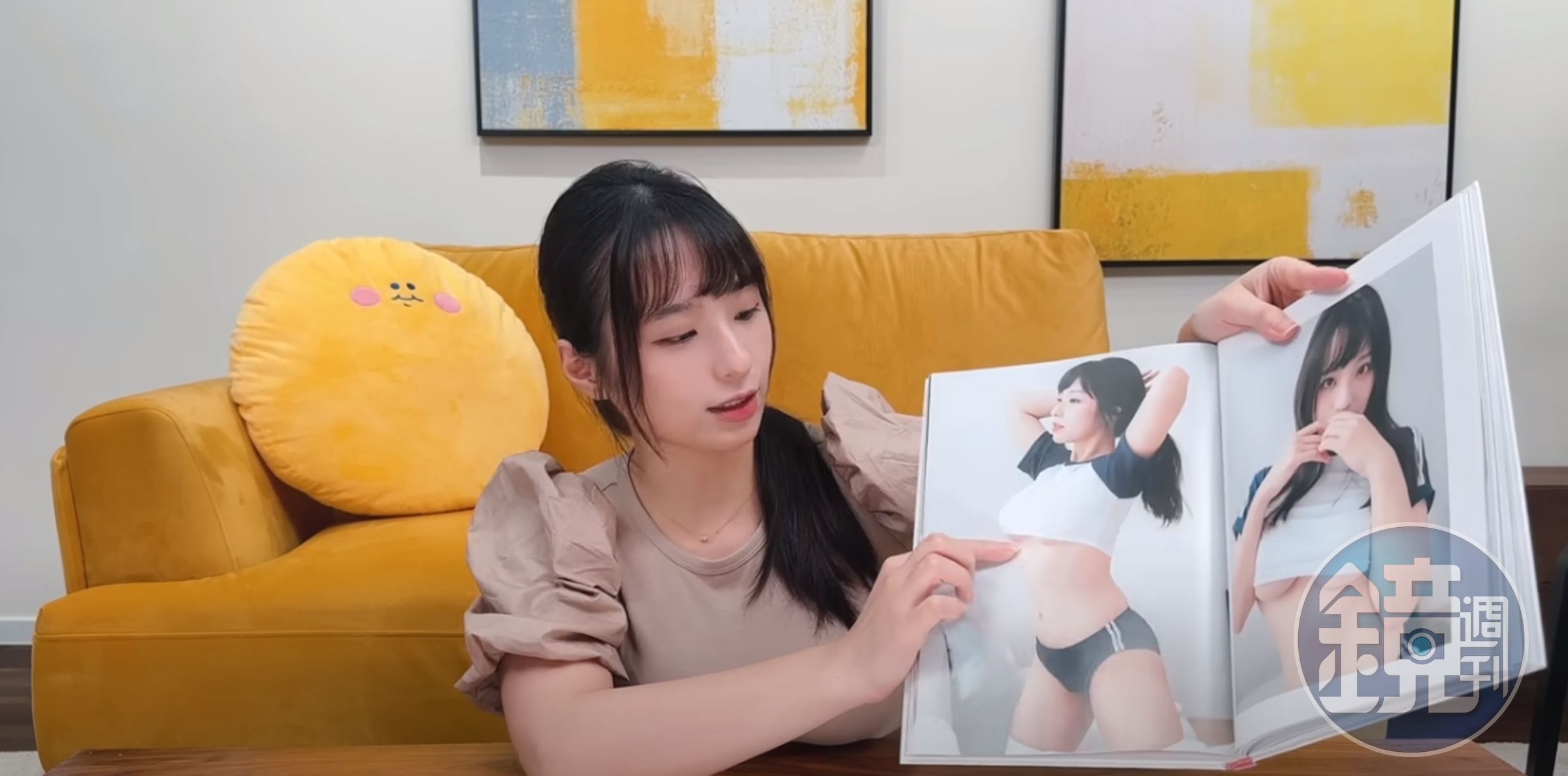 蘋蘋澎澎拿出寫真集,證明自己身體特徵與不雅片的女孩不一樣。(翻攝自蘋蘋澎澎PINPINPONPON YouTube頻道)