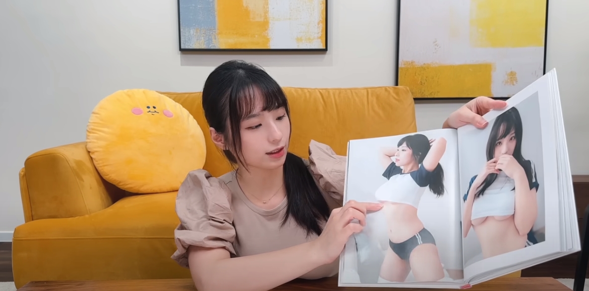 蘋蘋澎澎拿出寫真集，證明自己身體特徵與不雅片的女孩不一樣。（翻攝自蘋蘋澎澎PINPINPONPON YouTube頻道）