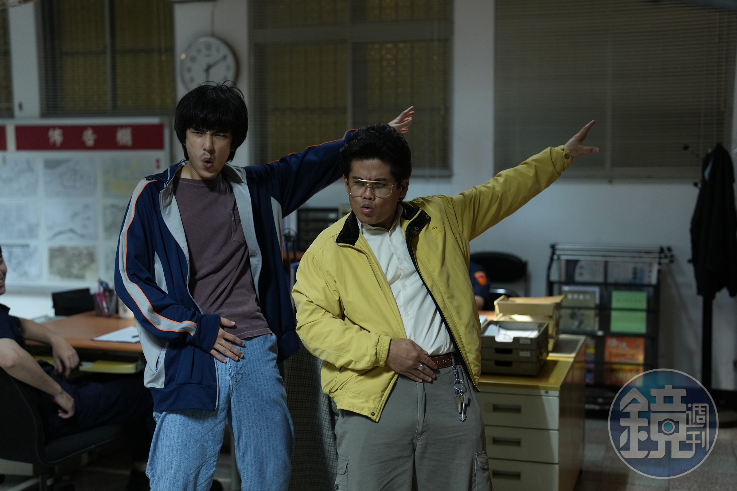 曾敬驊（左）在《我的麻吉4個鬼》中扮「魯蛇」，衰到被張再興飾演的冤鬼纏身。（甲上娛樂提供）