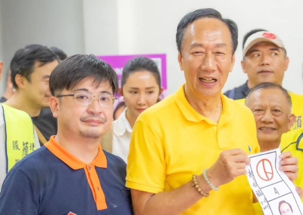 謝典林（左）表示，會幫郭台銘（右）連署。（翻攝郭台銘臉書）