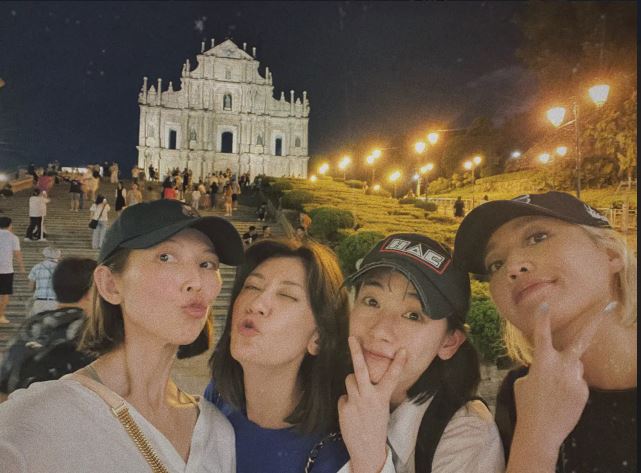 A-Lin、賈靜雯、蔡少芬、劉雅瑟在澳門觀光，宛如畢業旅行。（翻攝自微博）