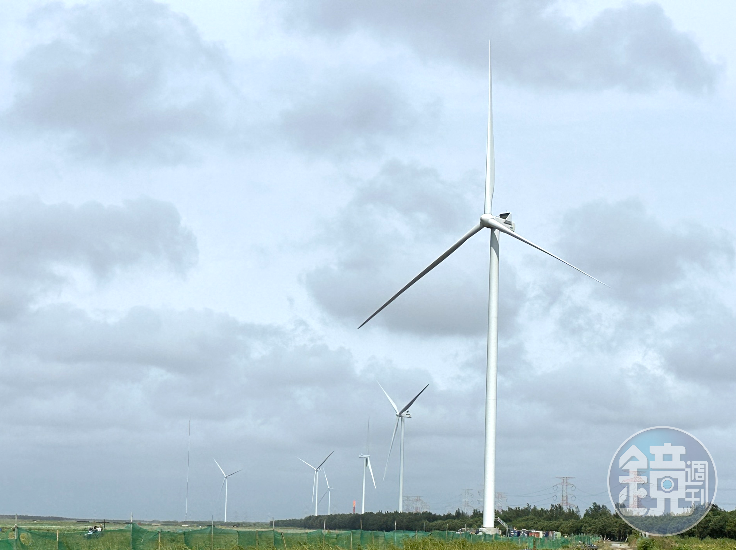大型風機首重防災,達德能源位於雲林崙背的新源風場成功挺過杜蘇芮、卡努颱風完成6座風機建置。(達德能源提供)