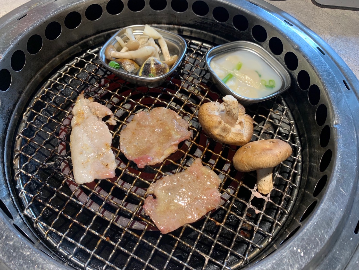 很多台灣人聚餐喜歡「吃到飽」,燒烤火鍋類型餐廳都常會限時90分鐘或120分鐘用餐。(示意圖,本刊資料照)