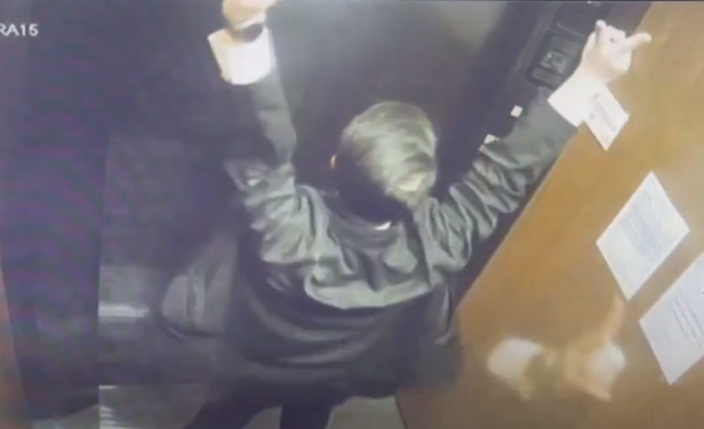 蕭男做案後在電梯高舉雙手比出「YA」的手勢。（翻攝畫面）