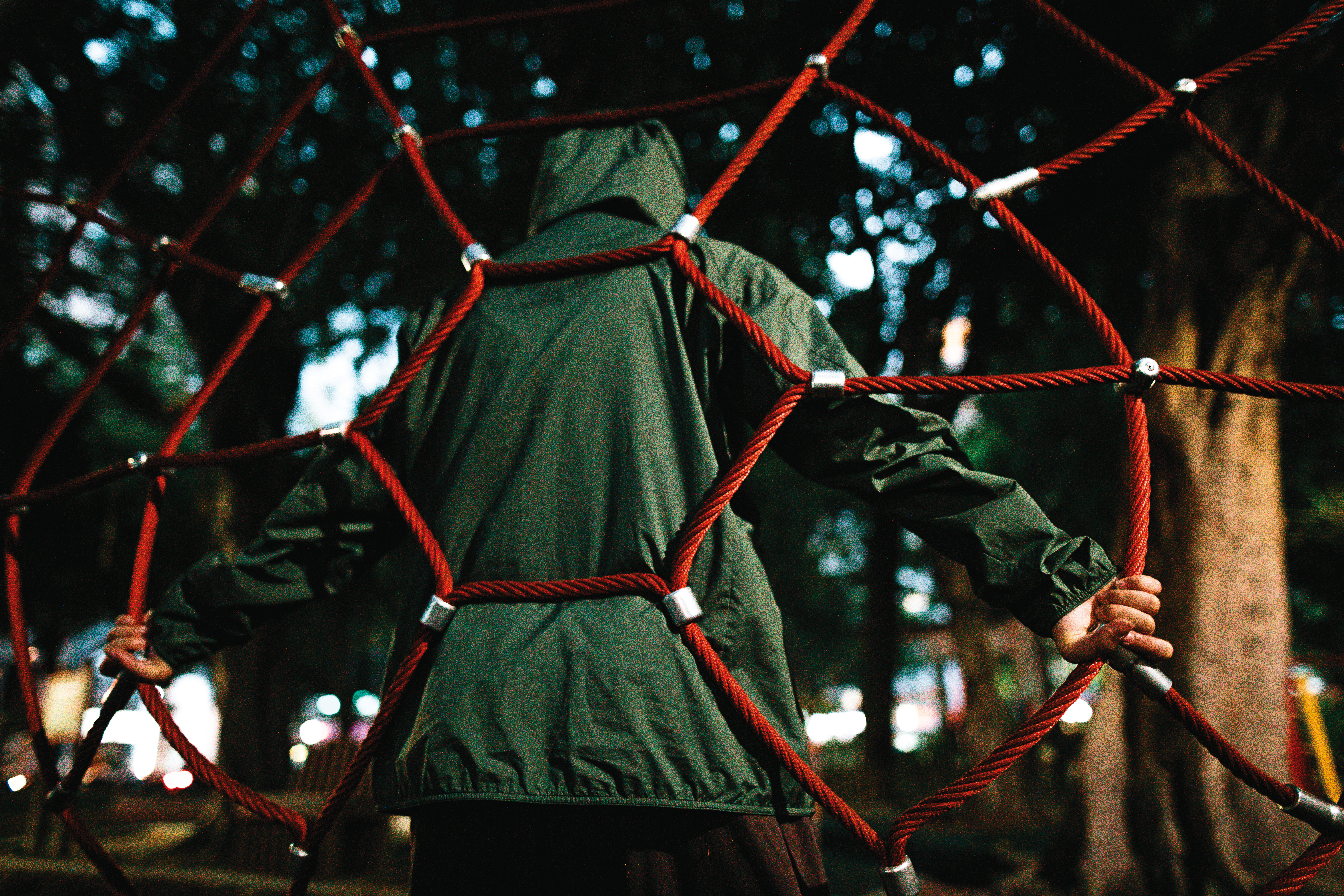 22歲那年在一場國外交流行程遭老師侵犯的奕馨，事發後無奈選擇與老師交往，最後被告。