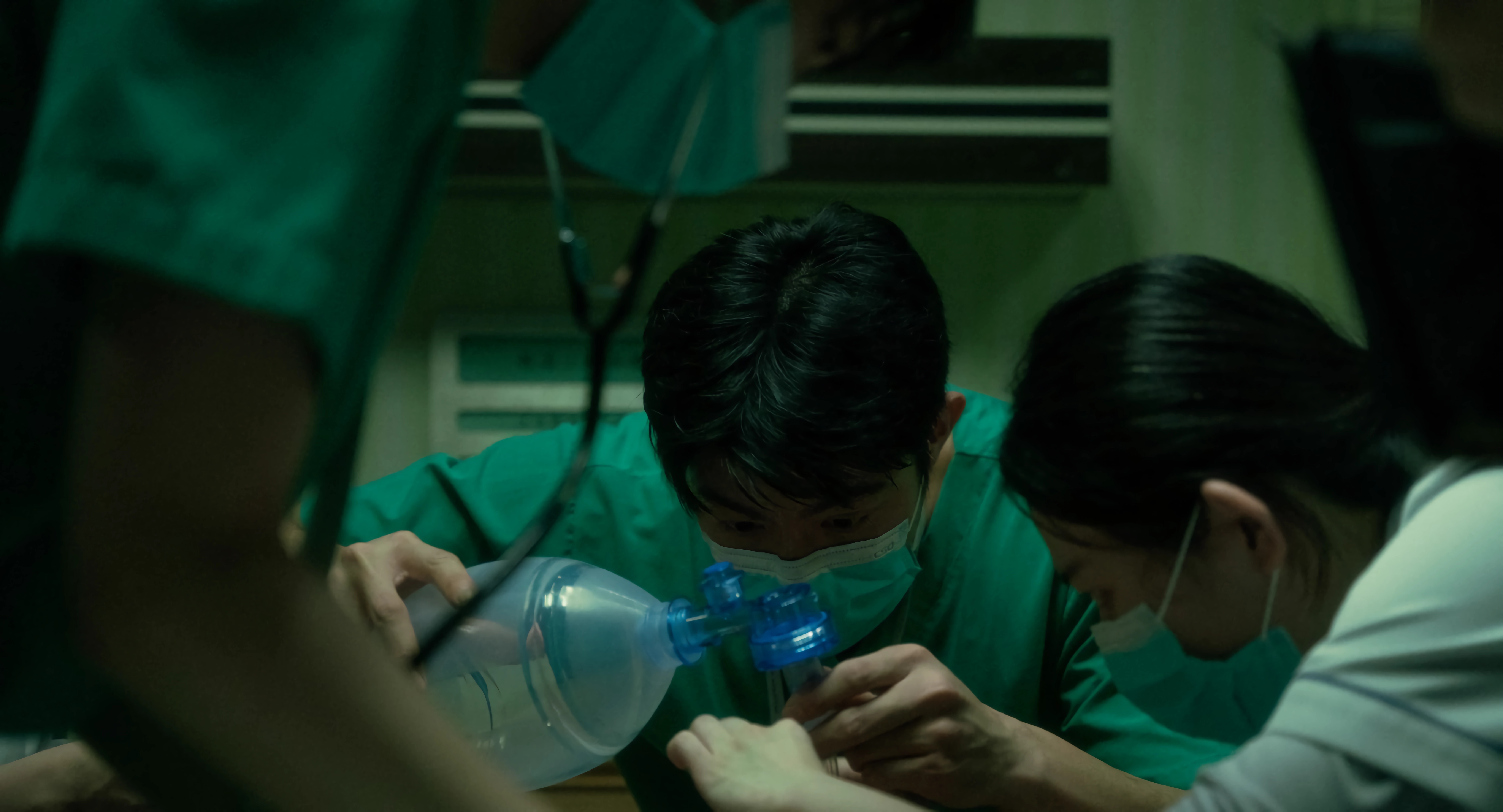 王柏傑演出胸腔科醫生,為了手術畫面戲外苦練縫合刀法,一舉拿下台北電影獎「最佳男主角」。(Netflix提供)