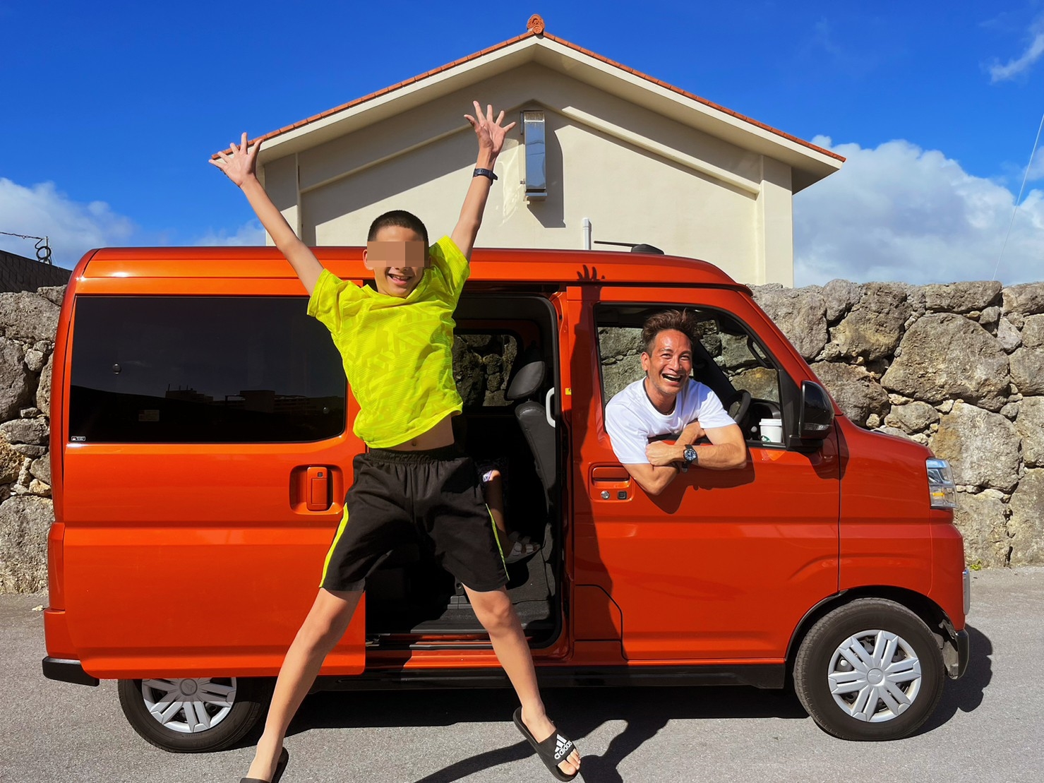 高山峰送12歲兒到花蓮住校讀書。（經紀人提供）