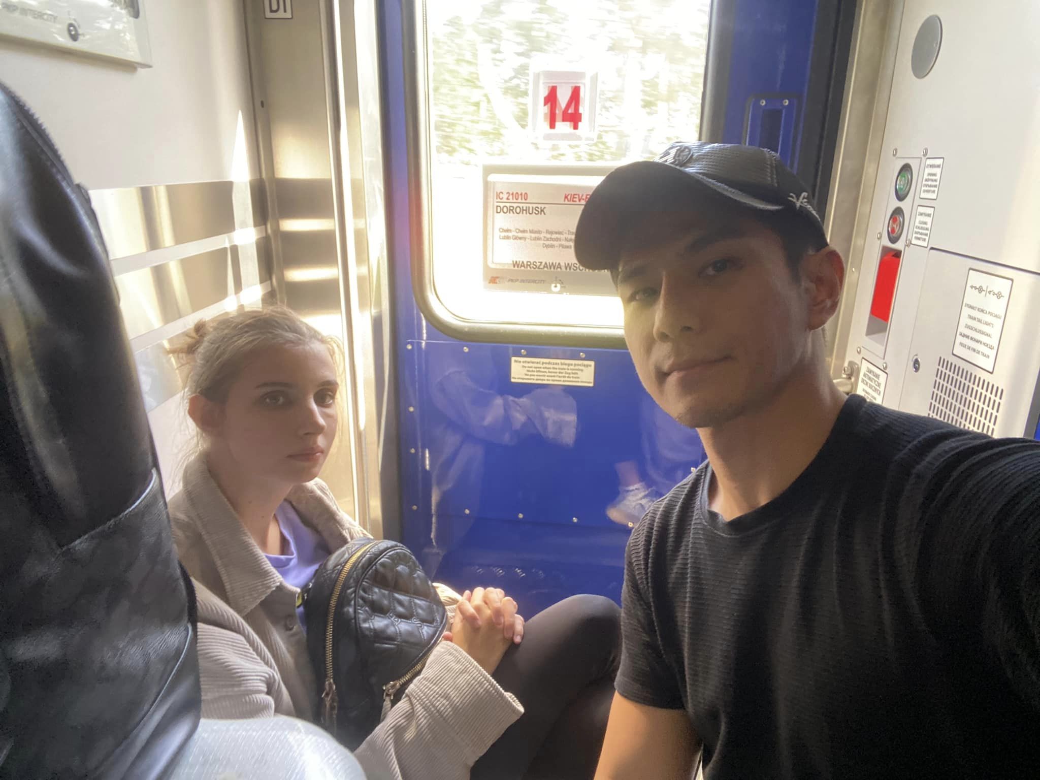 戴祖雄近日與佳娜飛返馬來西亞及烏克蘭家鄉辦理結婚手續，不料從波蘭華沙搭火車入境烏克蘭時被海關攔下。（翻攝自祖雄臉書）