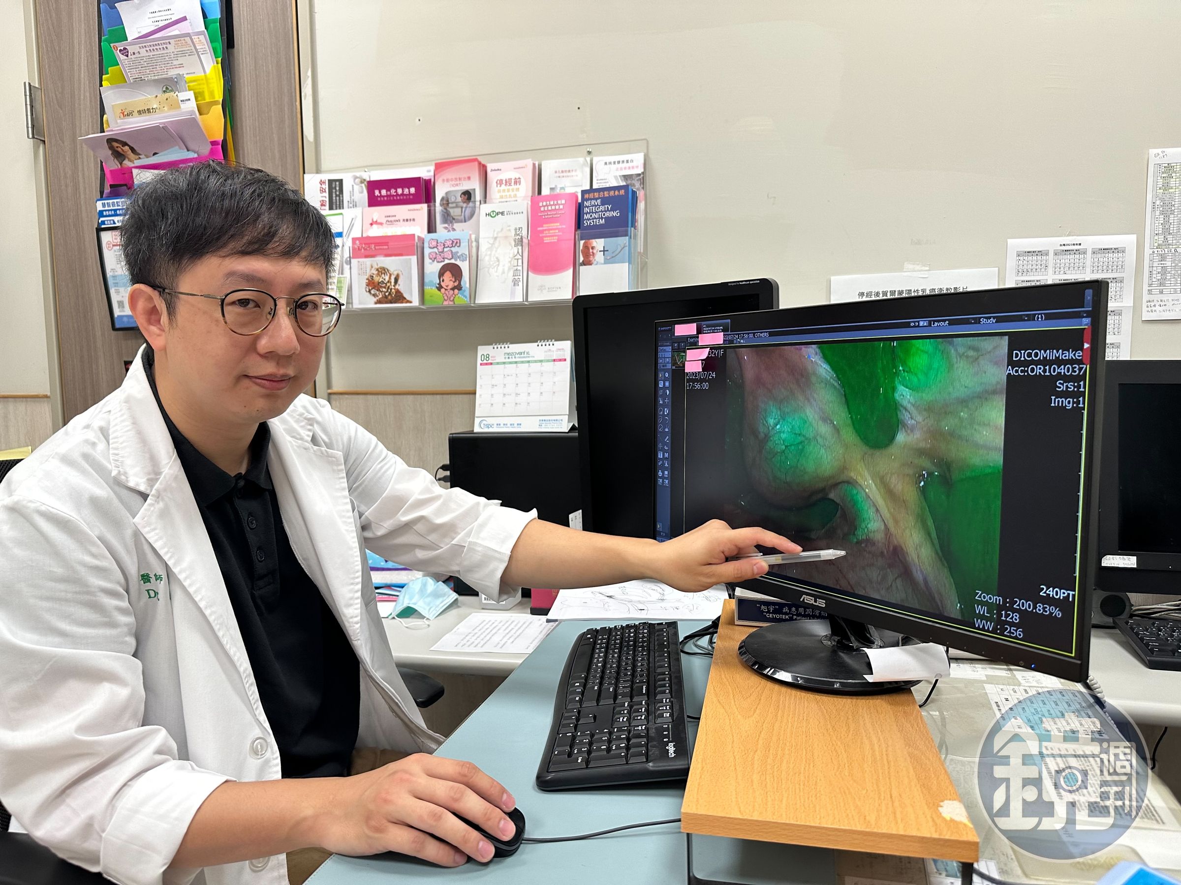 夏正杰醫師手術過程中搭配使用螢光3D腹腔鏡，讓手術醫師更清楚地辨識膽道的走向，減少手術時造成膽道損傷的機會。（中國醫藥大學新竹附設醫院提供）