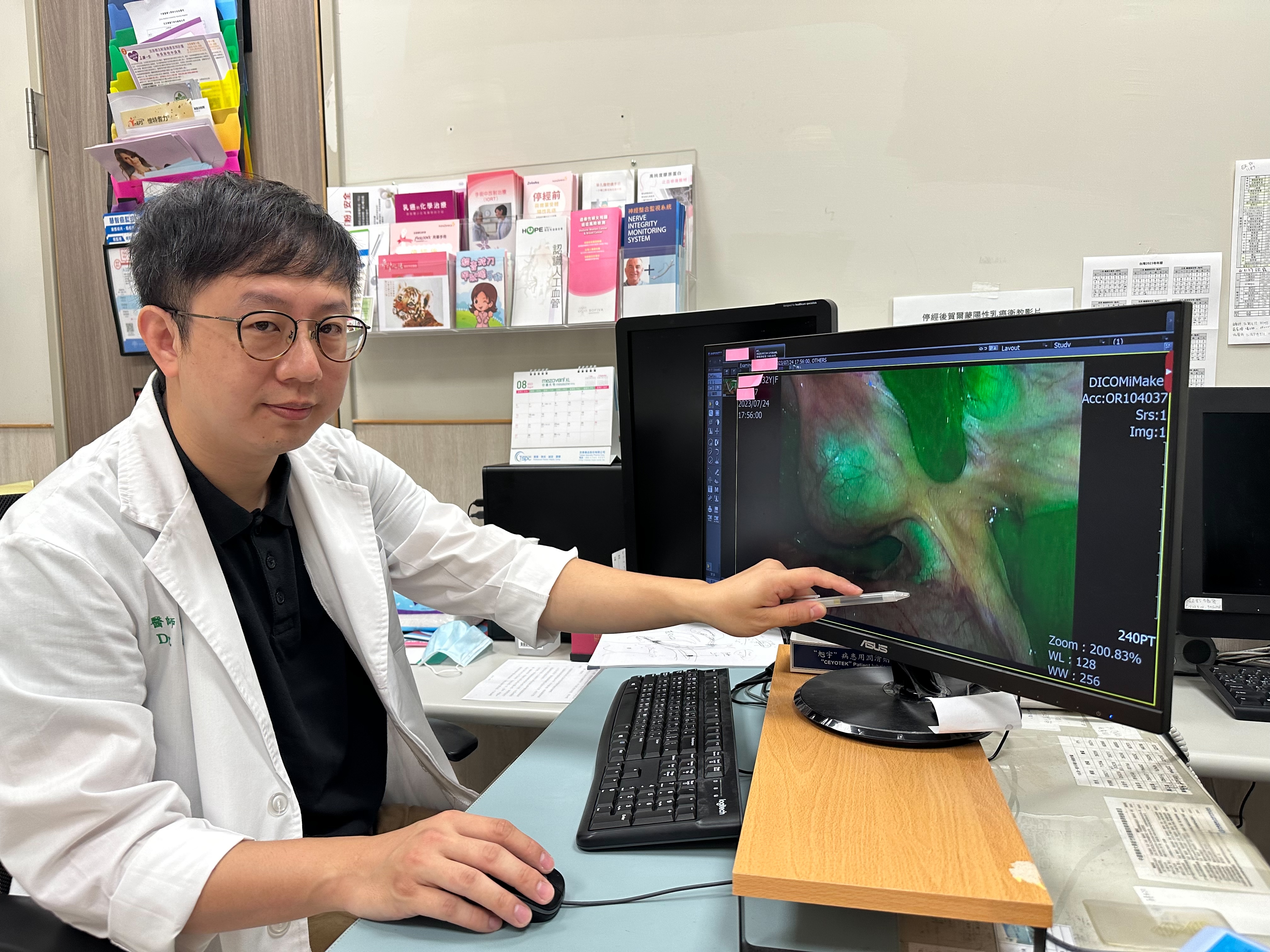 夏正杰醫師手術過程中搭配使用螢光3D腹腔鏡，讓手術醫師更清楚地辨識膽道的走向，減少手術時造成膽道損傷的機會。（中國醫藥大學新竹附設醫院提供）