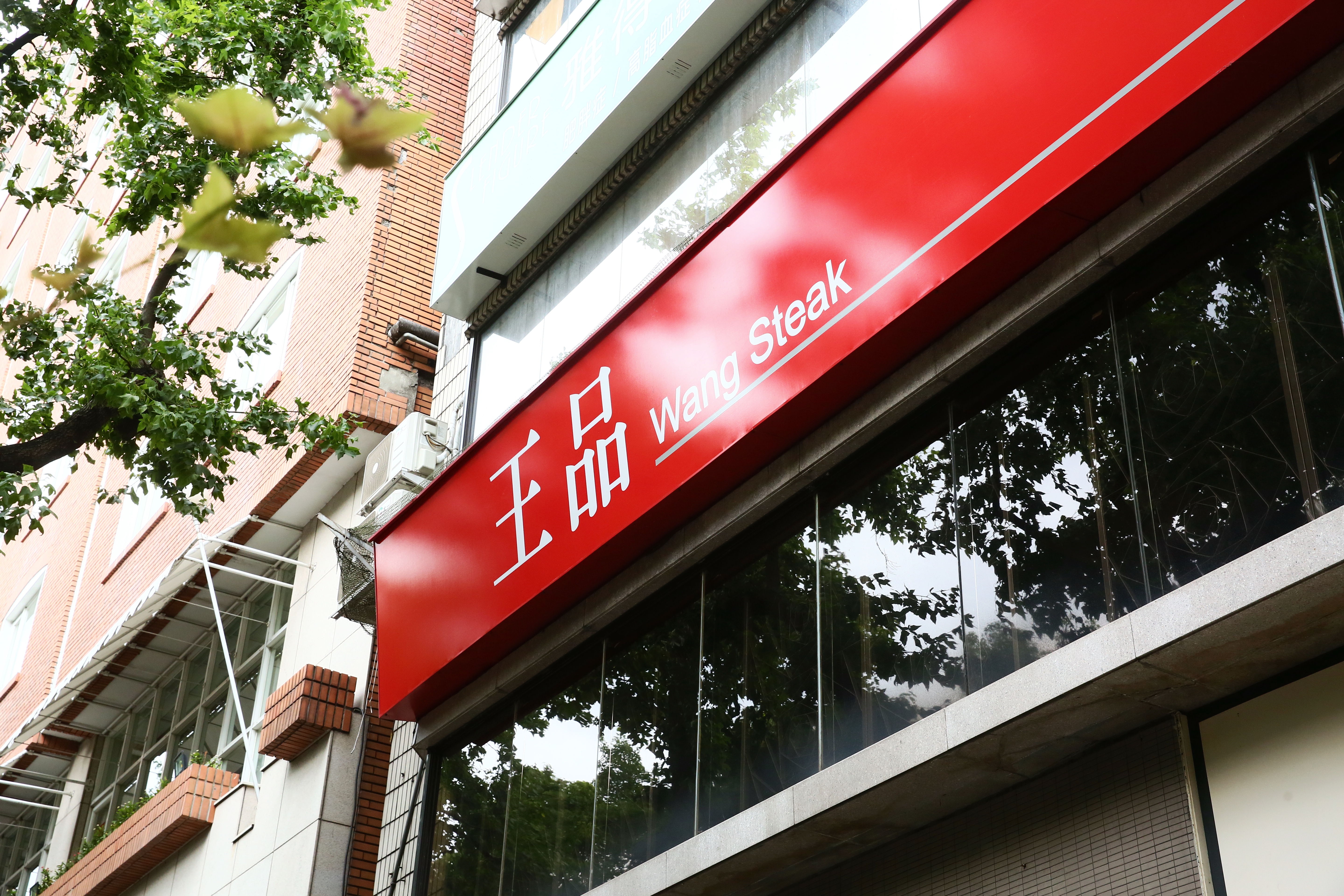 王品三度調薪擴大徵才，就連中高齡業成生力軍。