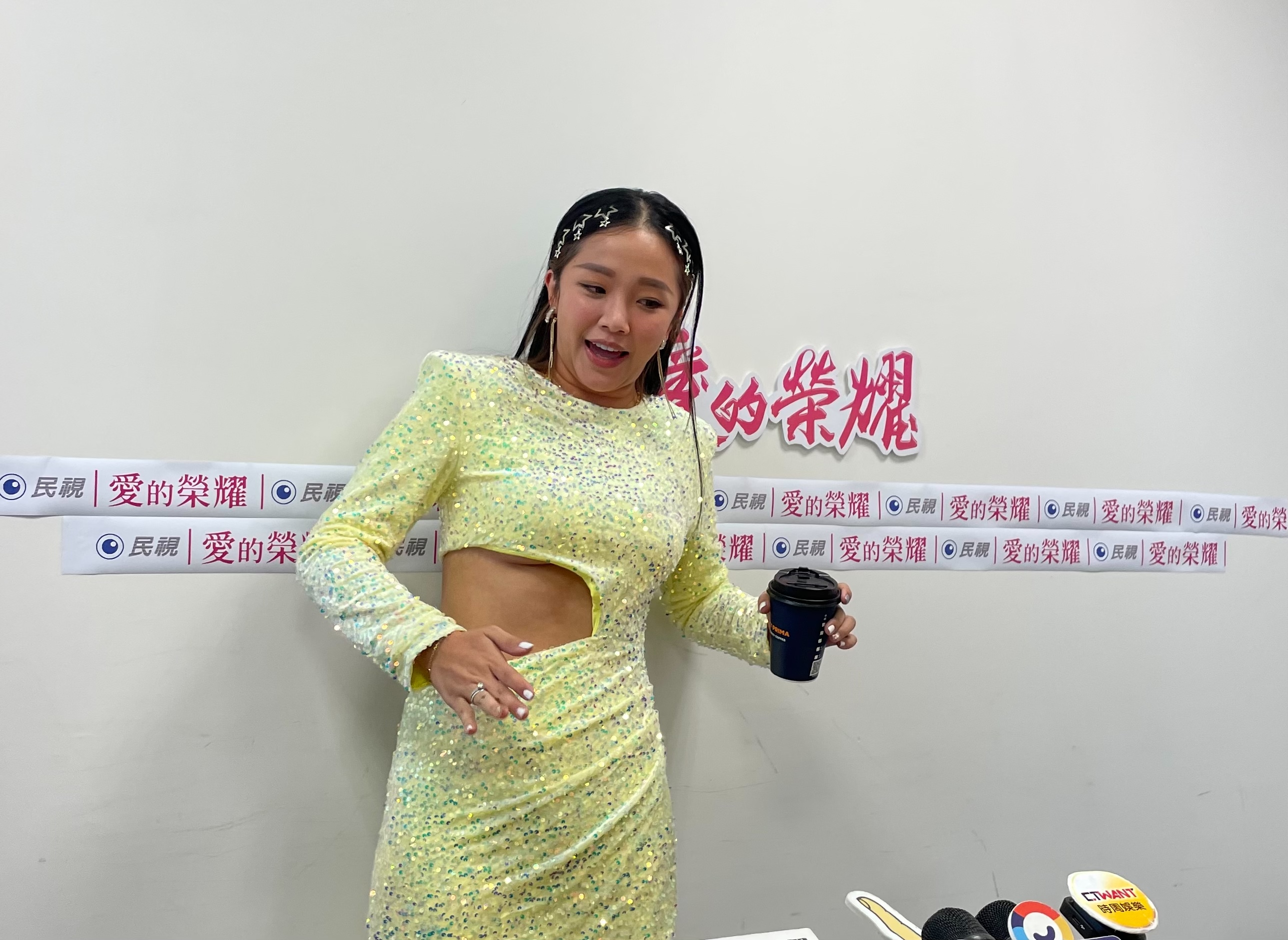 上週閃婚的賴慧如拍肚子自清沒有懷孕 。（民視提供）