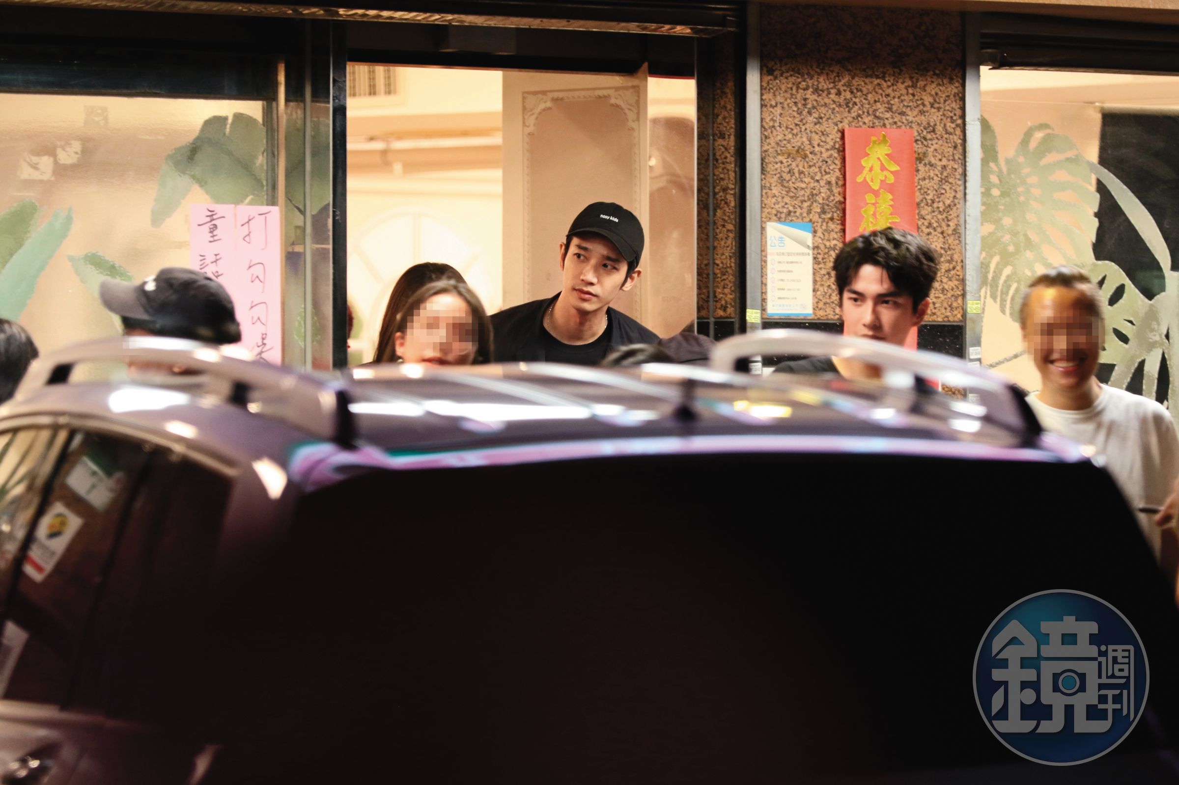 8/4,20:21,《童話故事下集》殺青宴,劉以豪(中)吃到一半出來與曾敬驊(右)等人透氣閒聊。