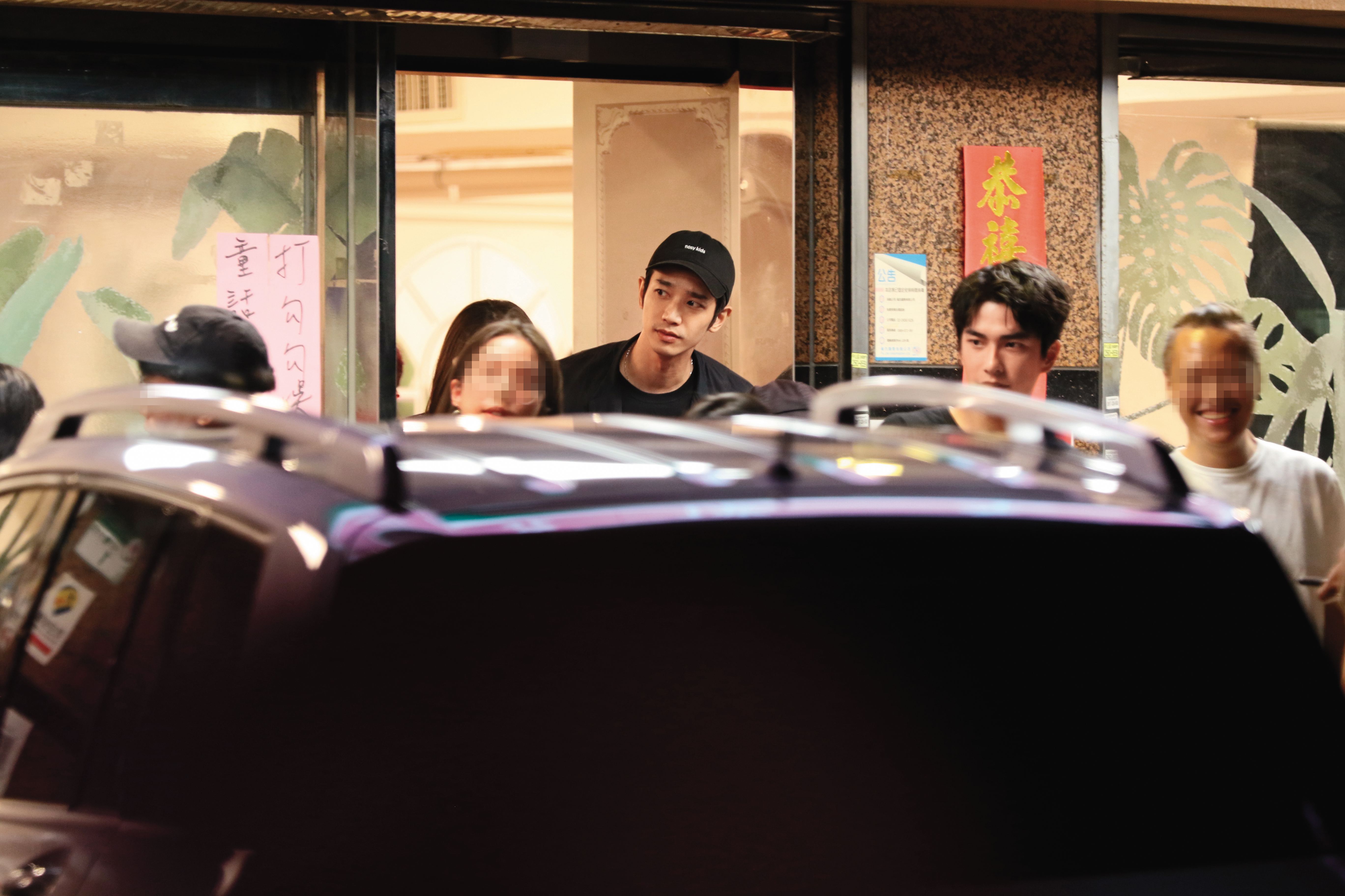 8/4，20：21，《童話故事下集》殺青宴，劉以豪（中）吃到一半出來與曾敬驊（右）等人透氣閒聊。