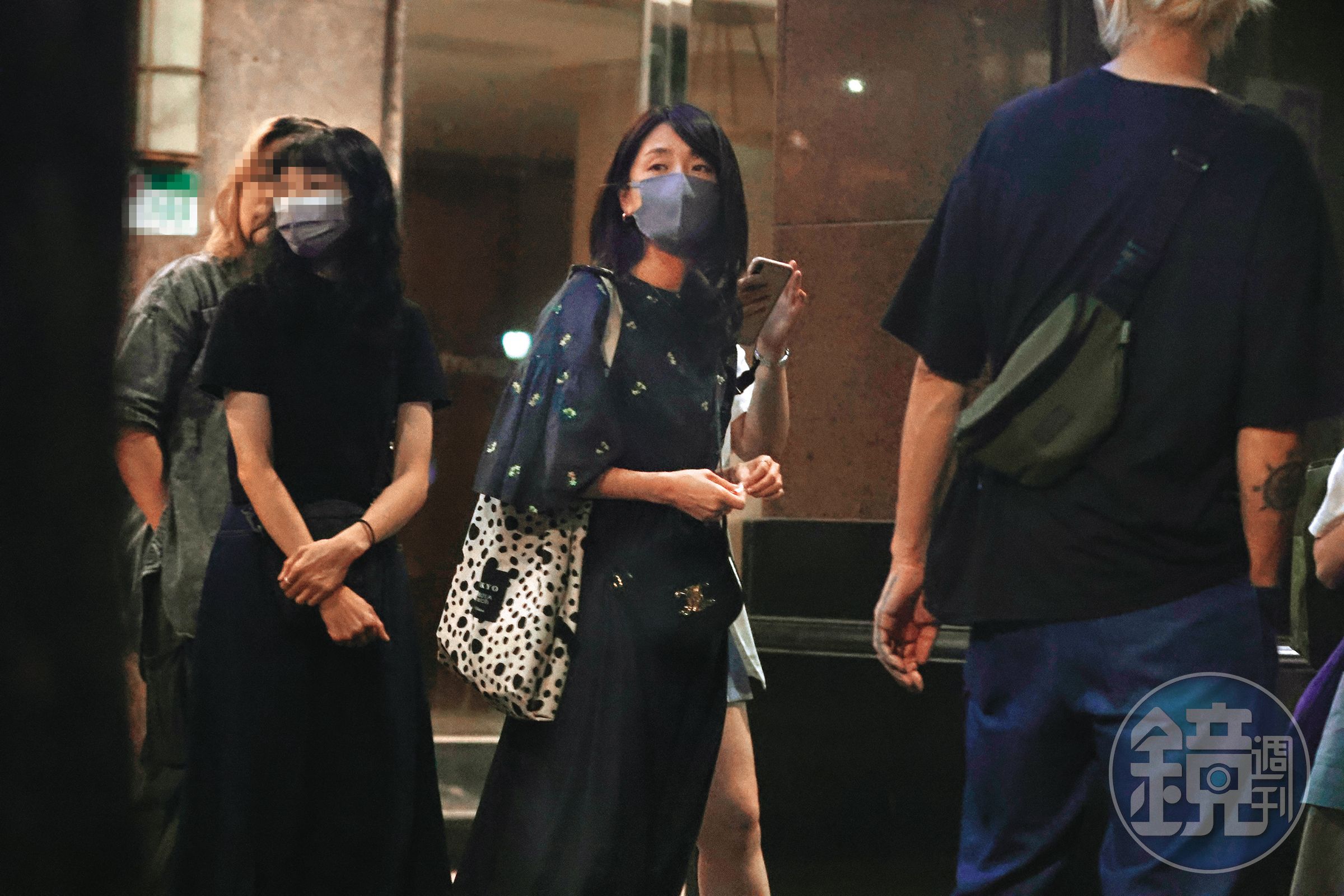 8/5,02:47,老公坤達沒來接,柯佳嬿與其餘人打招呼道別後,就自己叫車回家。