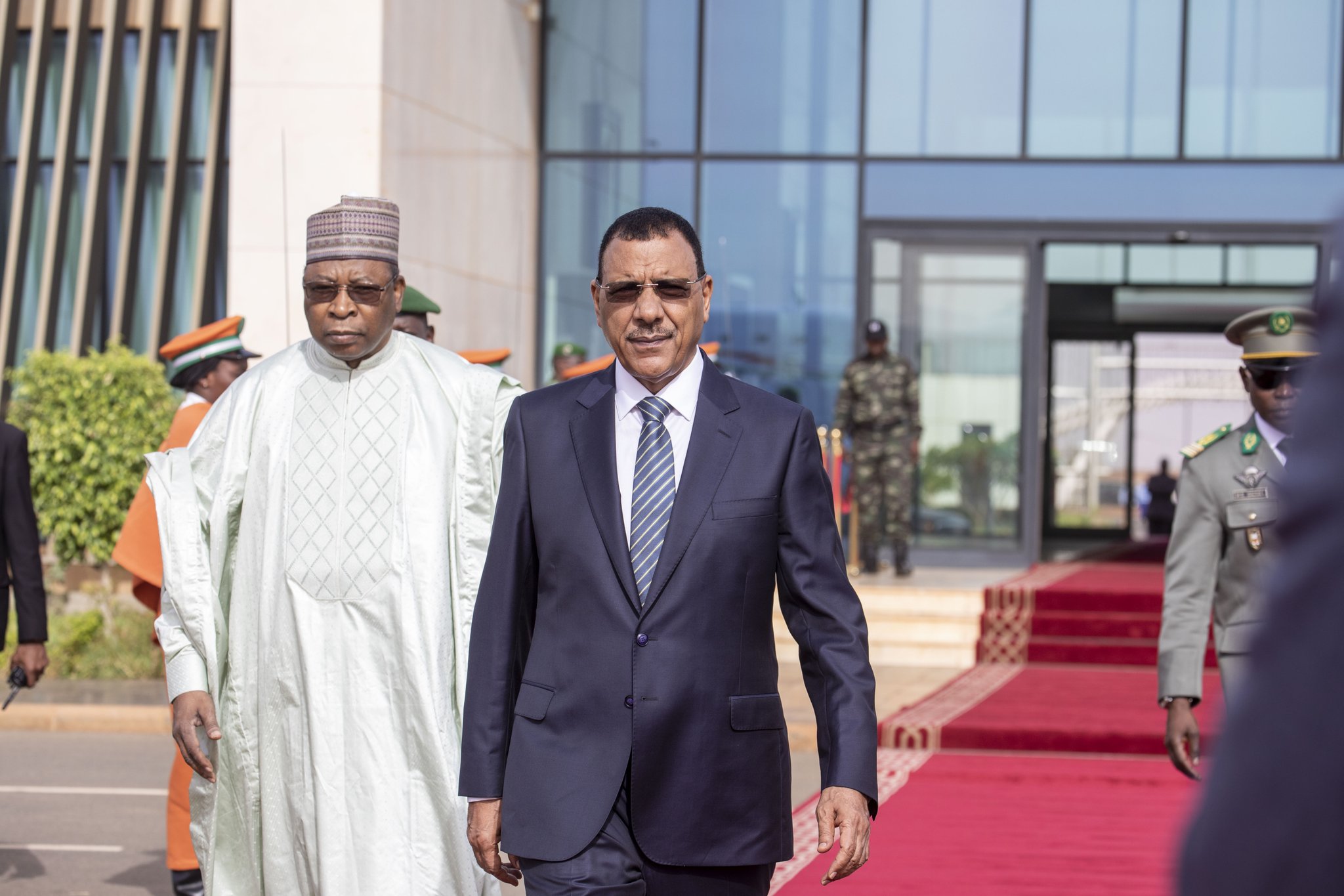 尼日總統貝佐姆（中）7月底遭軍政府政變推翻，近日更將面臨叛國指控。（翻攝自@PresidenceNiger Twitter）