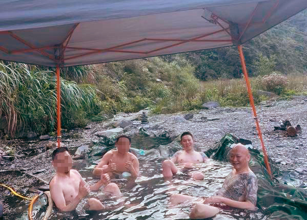 郭哲敏與藝人澎恰恰的金主林秉文交往密切，2人還曾一起泡湯。（讀者提供）