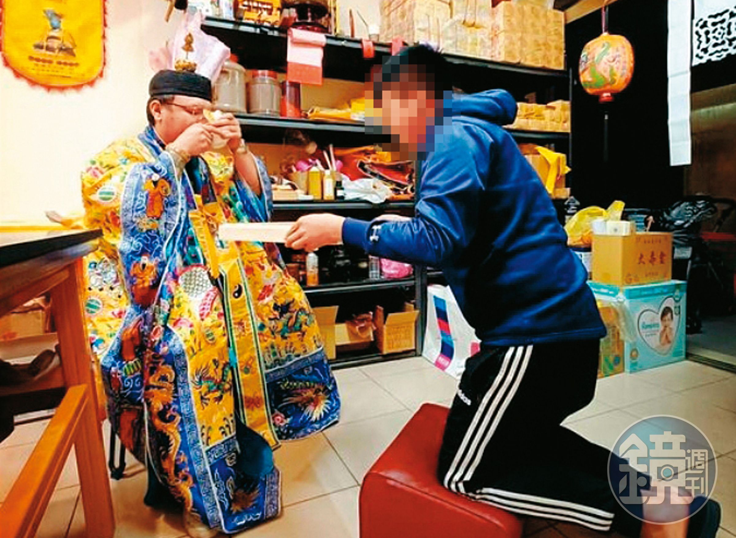 葉男(左)因詐騙案遭判刑,目前還在嘉義成立神壇、收弟子。(翻攝葉男IG)