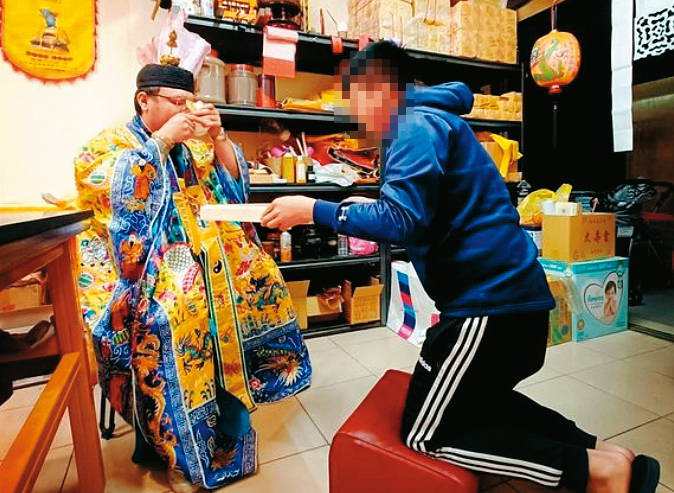 葉男（左）因詐騙案遭判刑，目前還在嘉義成立神壇、收弟子。（翻攝葉男IG）