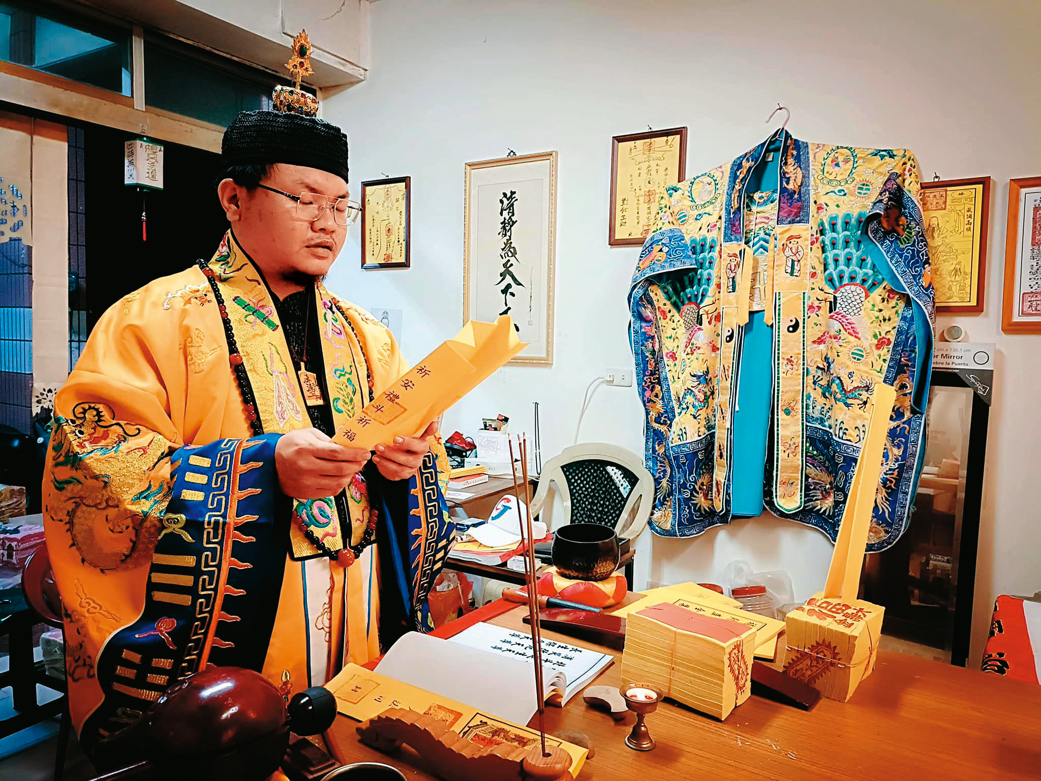 葉昱揚（圖）才因詐騙香港女子遭判刑，如今又化身法師，招攬客戶。（翻攝嘉邑梅呂法壇臉書）