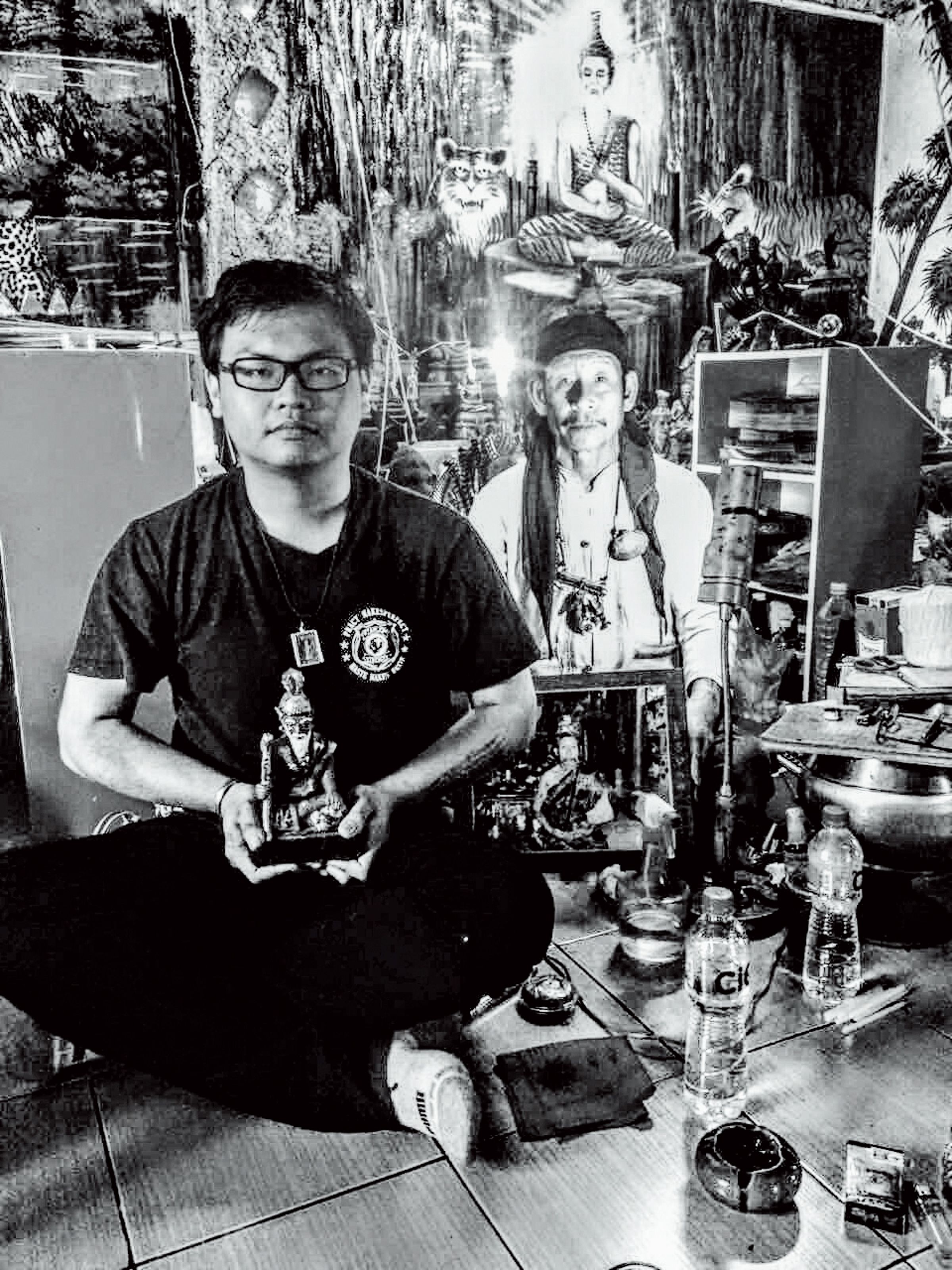 葉昱揚曾傳送他與泰國法師的合照給A小姐,藉此取得對方信任。(讀者提供)