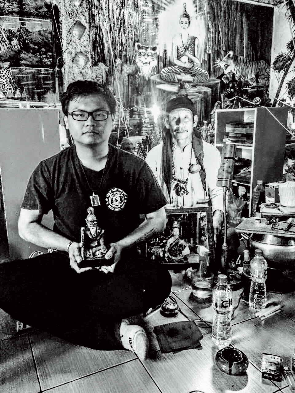 葉昱揚曾傳送他與泰國法師的合照給A小姐，藉此取得對方信任。（讀者提供）