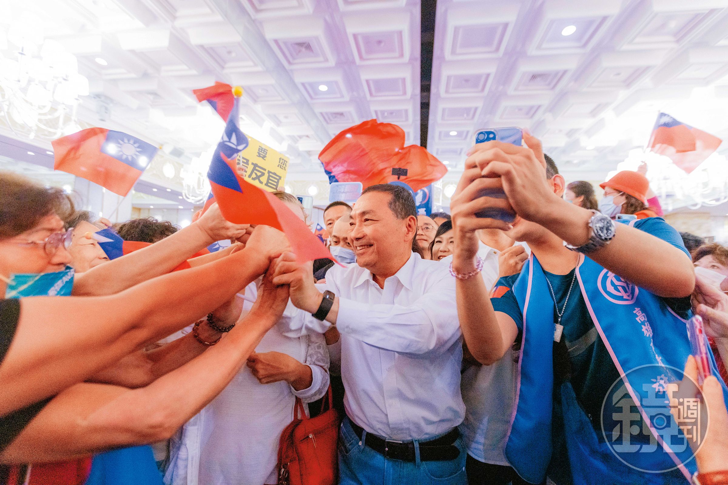 侯友宜近日積極走訪南部,支持度逐漸回升,但仍難以擺脫民調排名第三的困境。(侯友宜團隊提供)