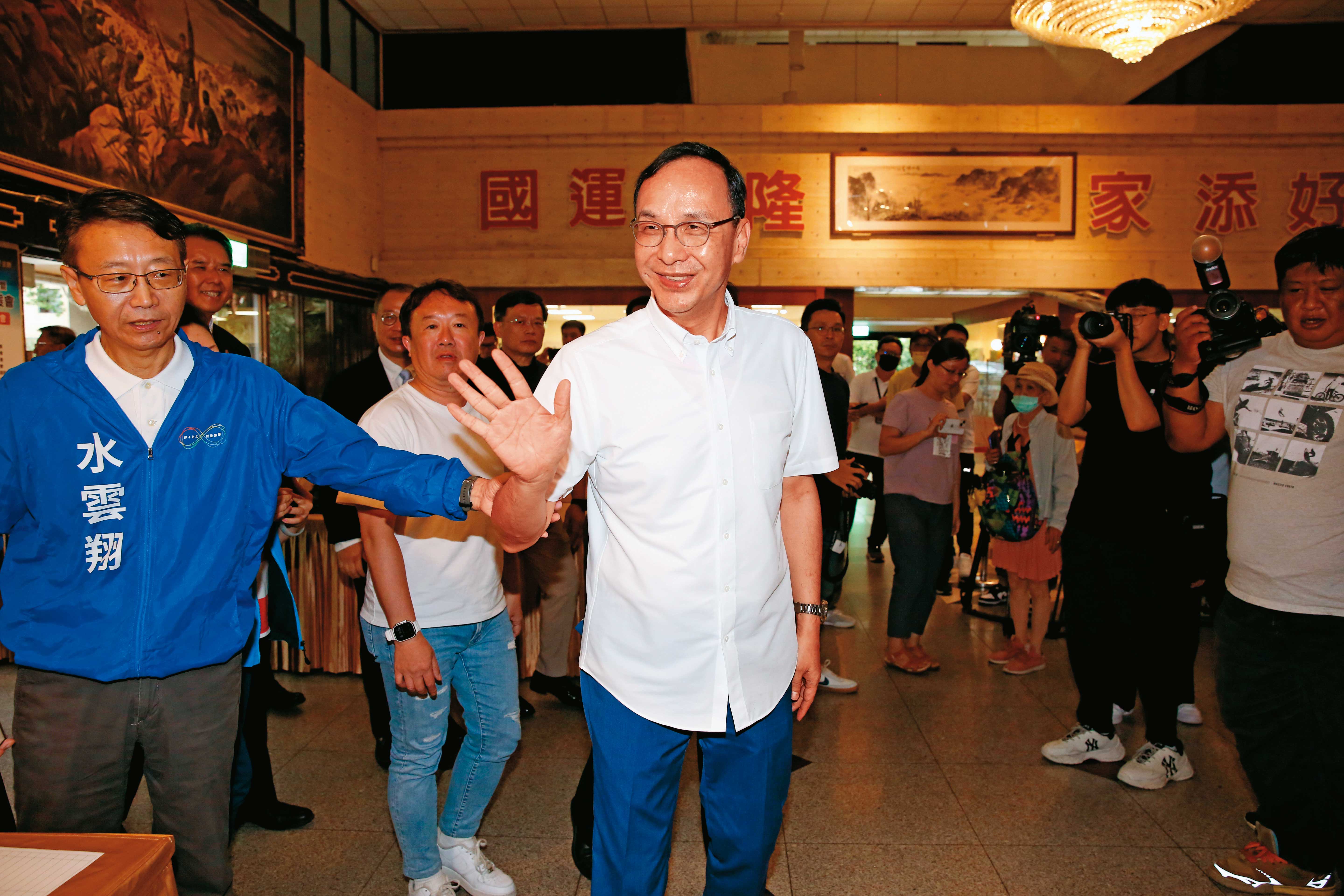 朱立倫力推「執政大聯盟」引發外界藍白合聯想，意外衝擊侯友宜的選情。