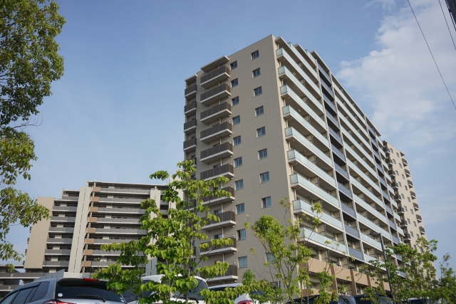 網友分析老大樓與公寓的優缺點，認為大樓住戶較多，較難協調。（示意圖，photoAC）