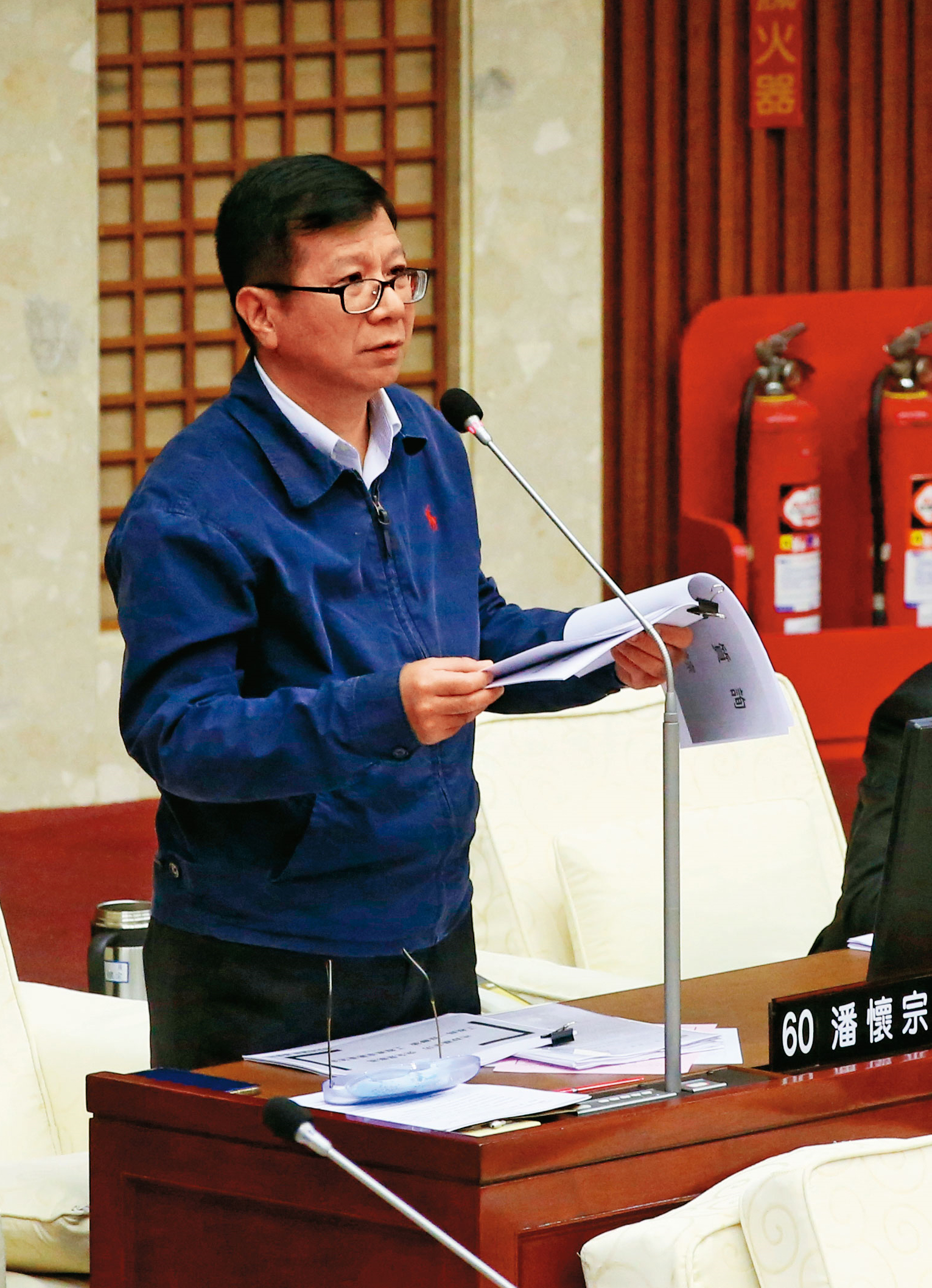 前台北市議員潘懷宗涉詐領助理費，認罪且繳回333萬元犯罪所得，獲緩刑免入獄。