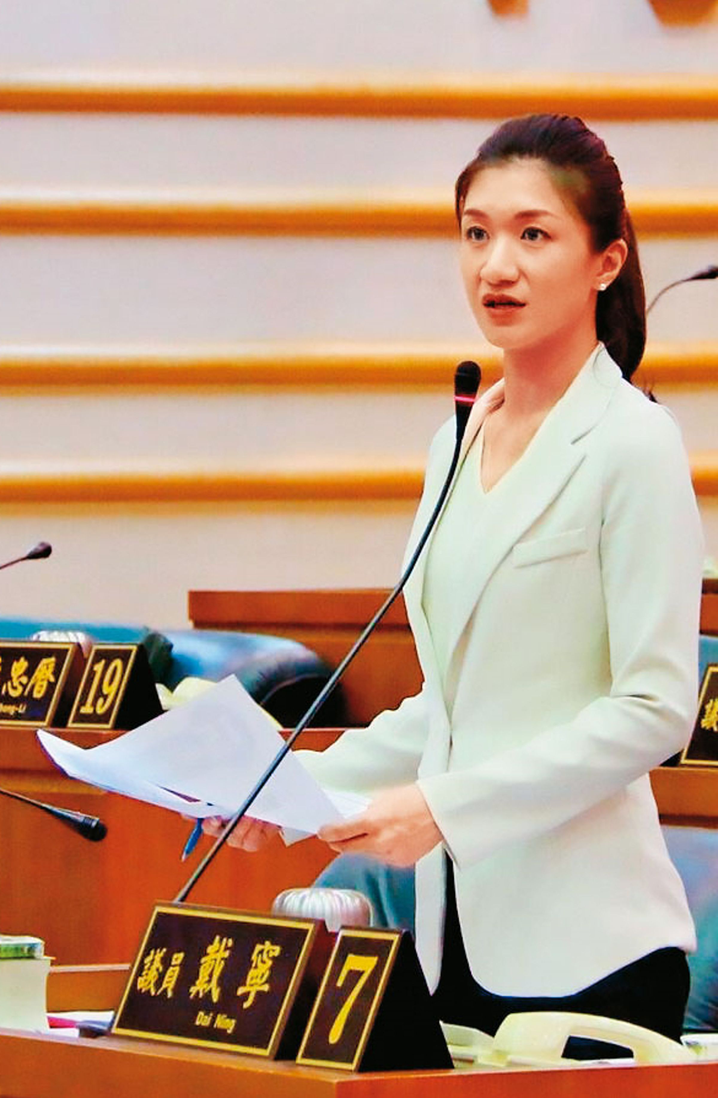 嘉義市美女議員戴寧涉用人頭詐領助理費超過400萬元,拒不認罪,1審遭重判10年6月。(翻攝戴寧臉書)