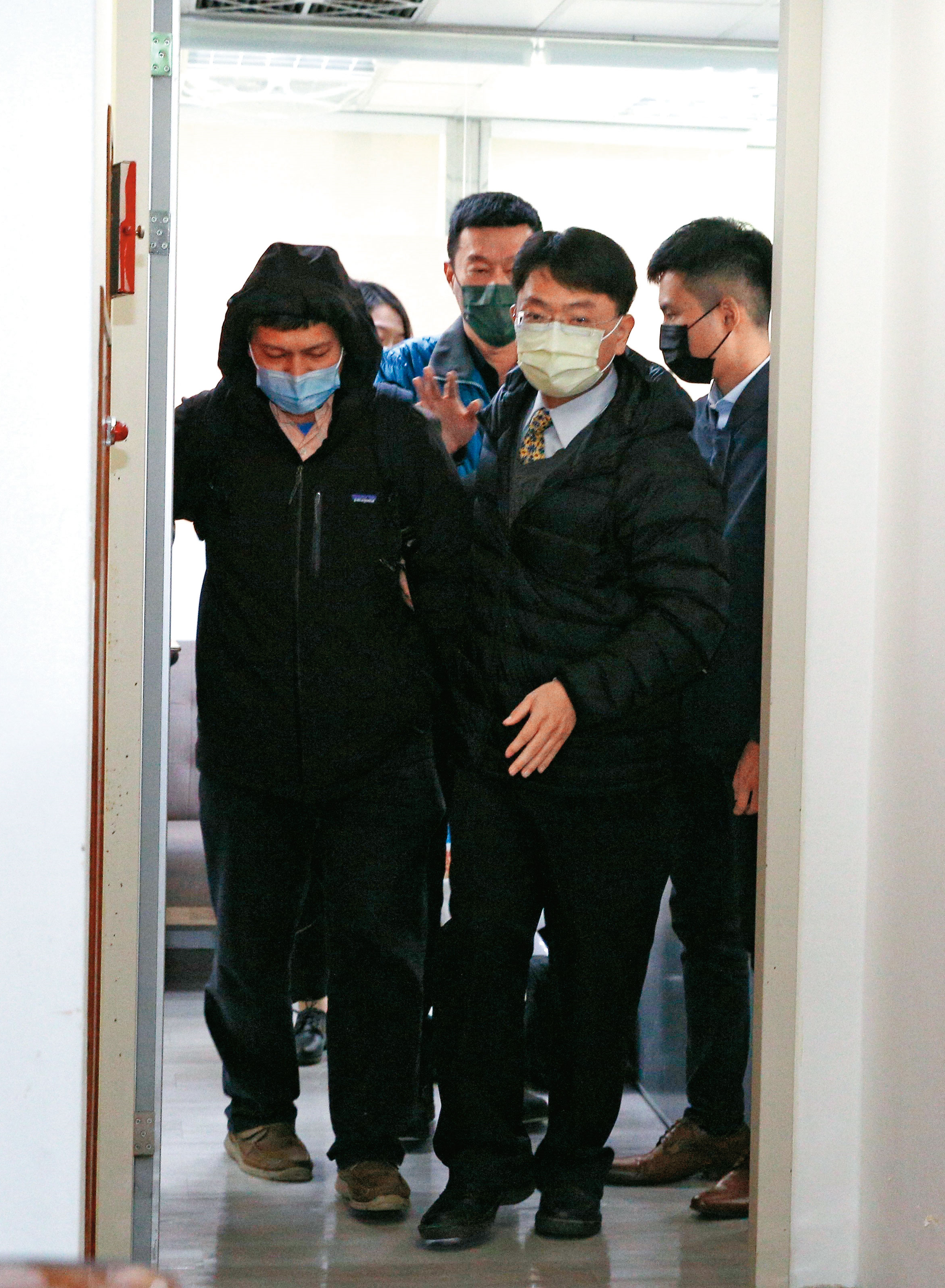 檢調去年底大舉搜索高虹安國會辦公室，時任高辦主任陳奐宇（左）遭約談。