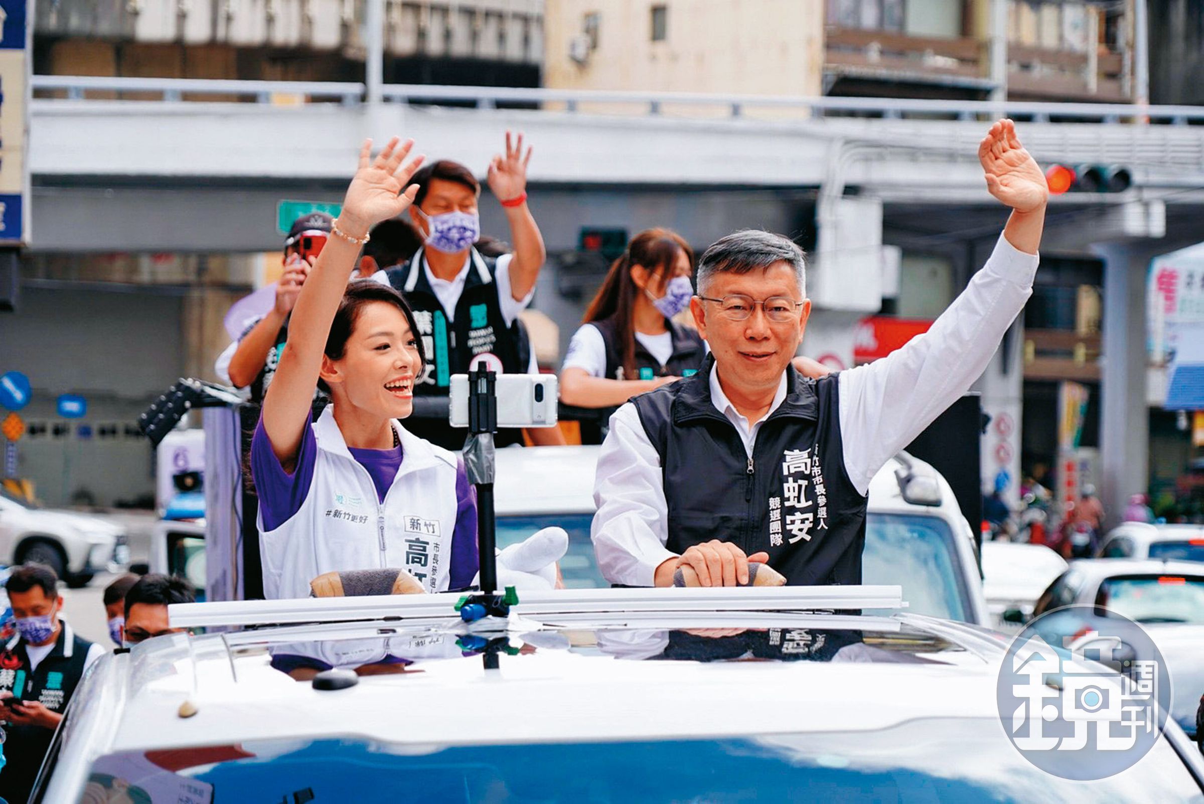 柯文哲（右）支持高虹安（左）為清白奮戰，他更強調司法是國家最後一道防線，須符合比例原則才能取信於民。（民眾黨提供）