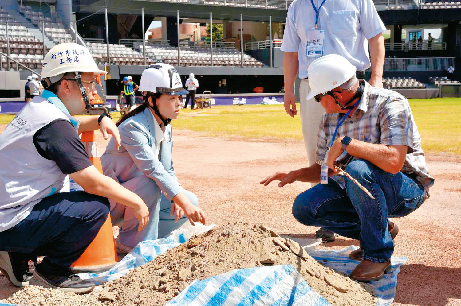 高虹安（中）透露2週前才將前新竹市長林智堅捲入的棒球場案移送監察院，如今就遭檢方起訴，時間點過於巧合。（新竹市政府提供）